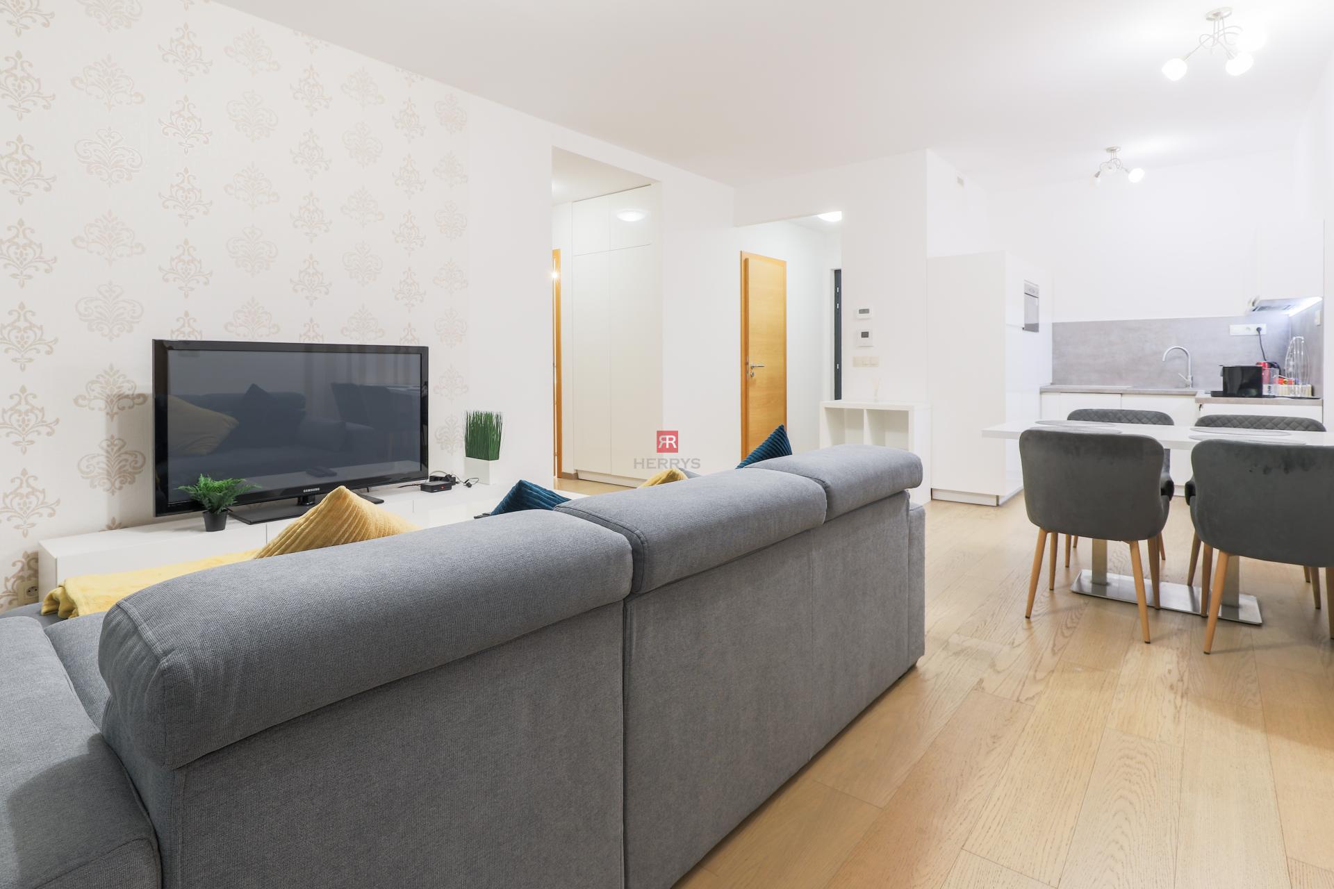 HERRYS - Sunny 3-room apartment for rent with parking space Panorama city