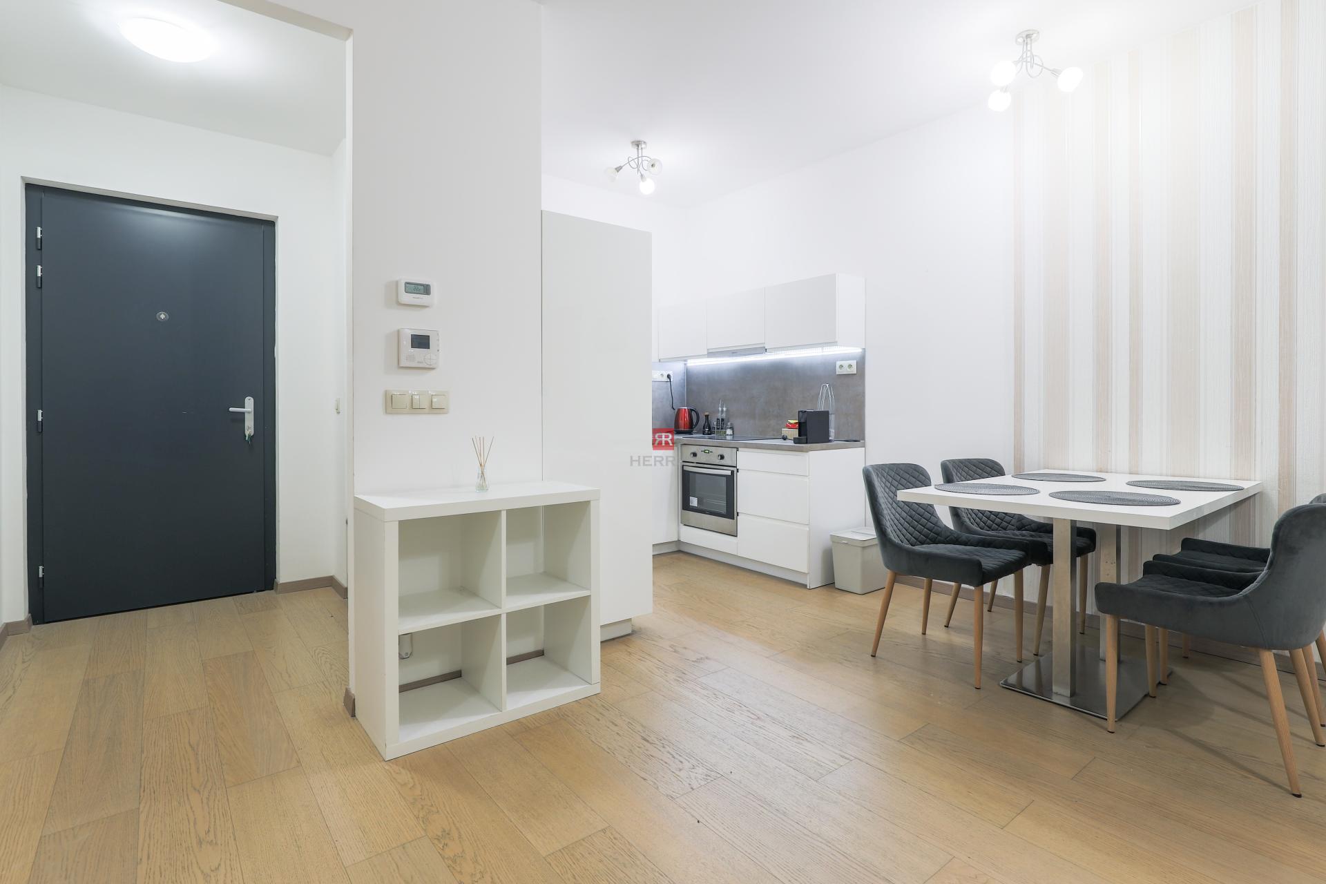 HERRYS - Sunny 3-room apartment for rent with parking space Panorama city