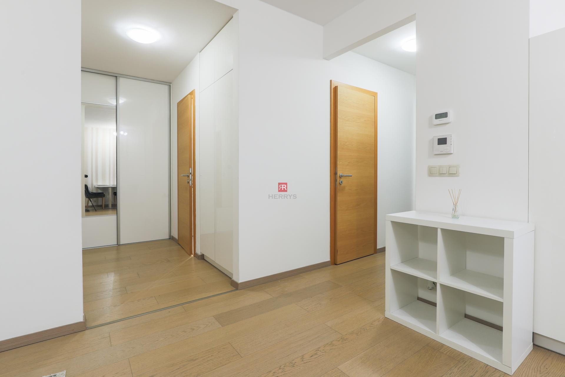 HERRYS - Sunny 3-room apartment for rent with parking space Panorama city