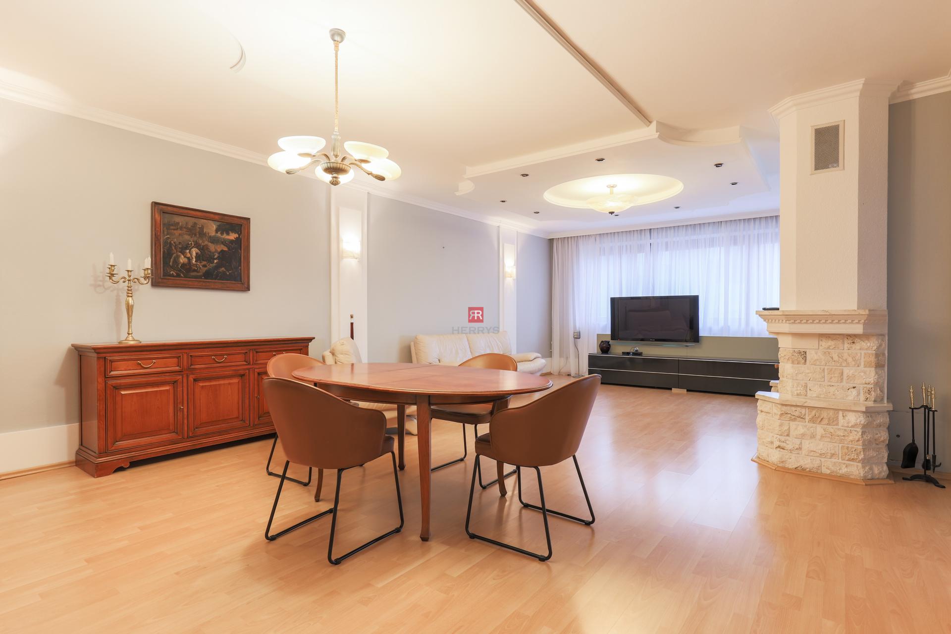 HERRYS - Na prenájom priestranný 4-izbový byt vo vyhľadávanej lokalite Starého Mesta