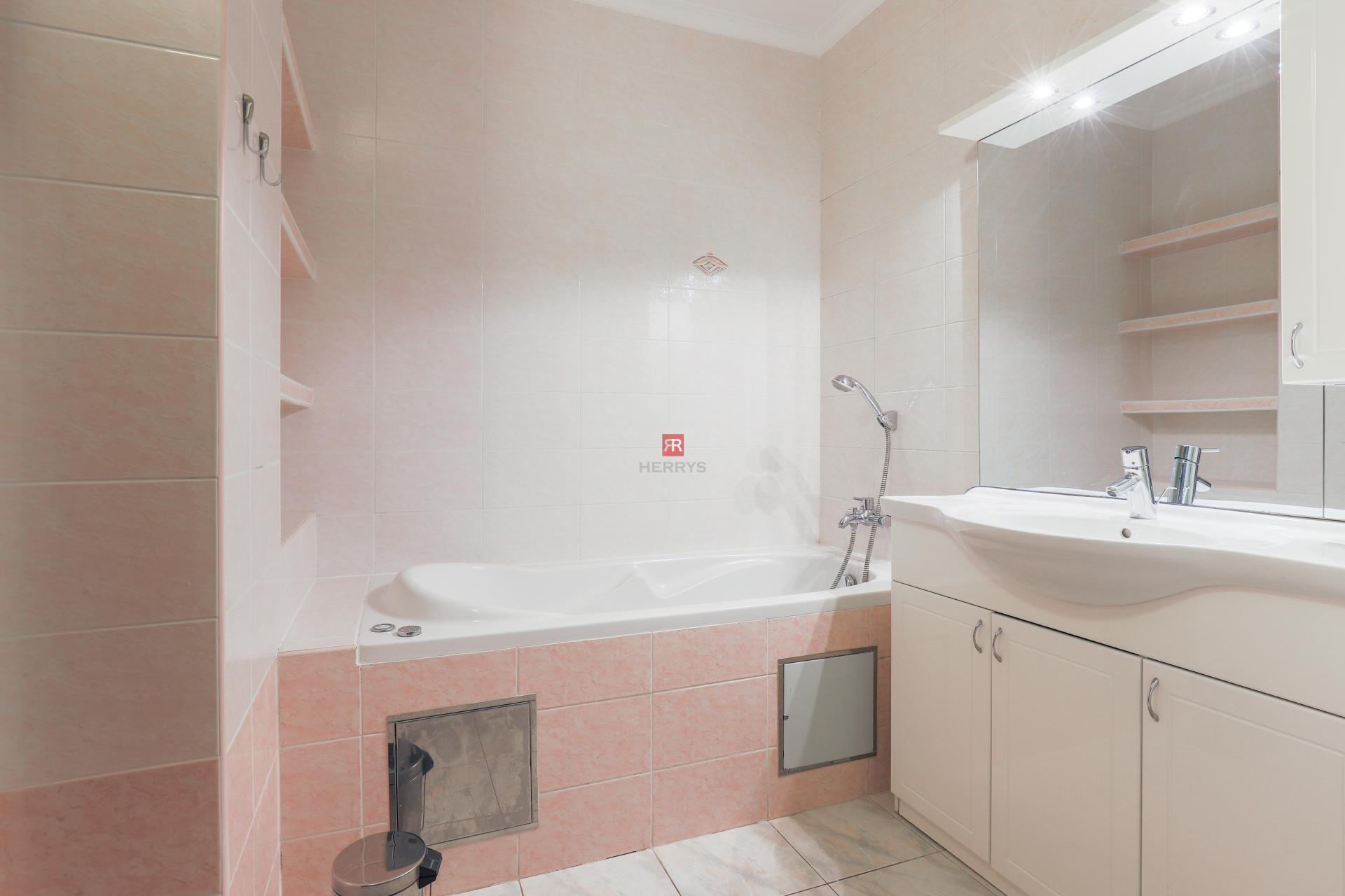 HERRYS - Na prenájom priestranný 4-izbový byt vo vyhľadávanej lokalite Starého Mesta