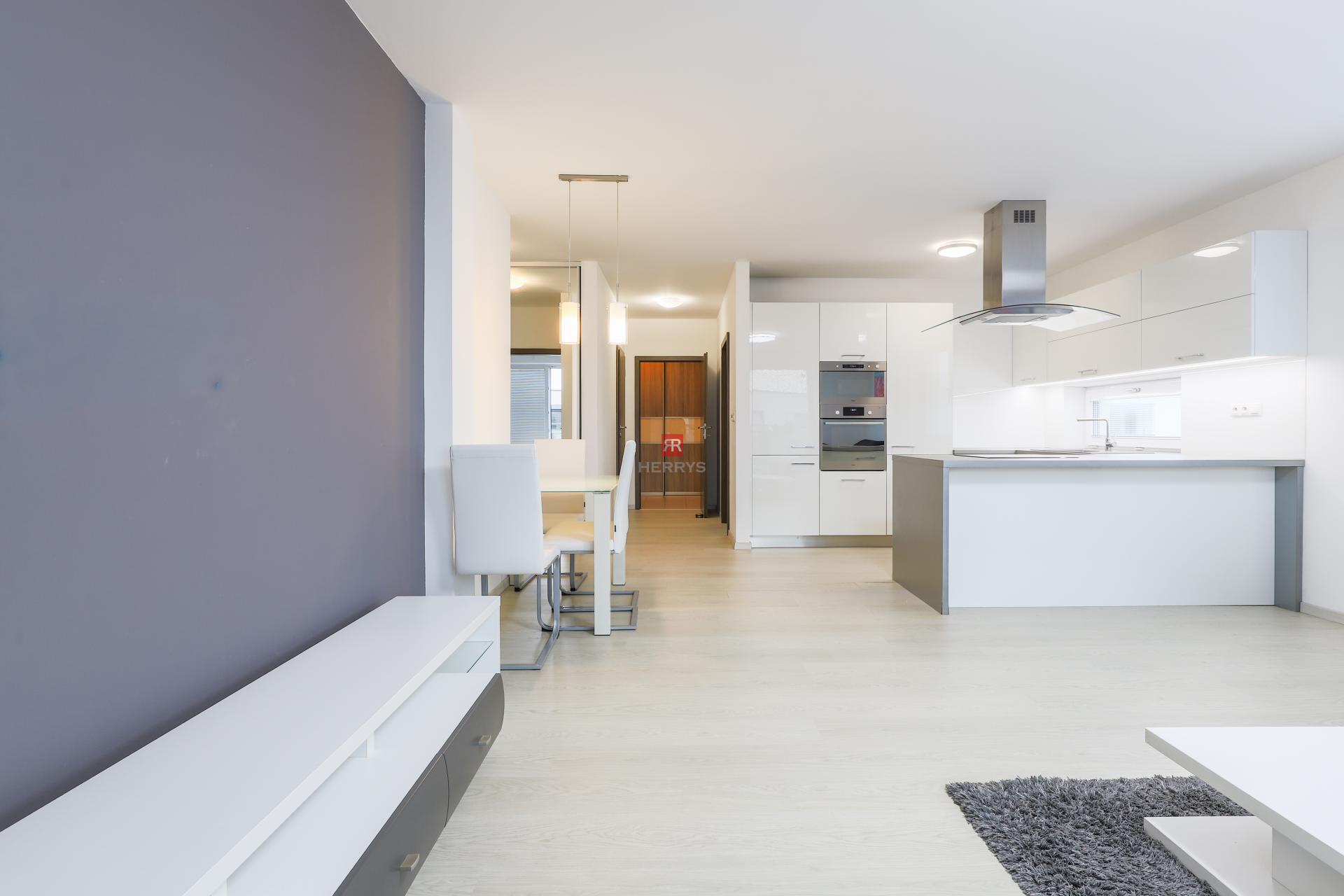 HERRYS - Spacious 3-room apartment with terrace for rent in Rovinka