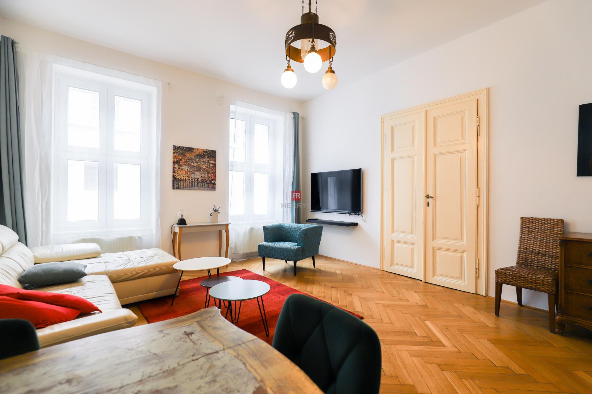 HERRYS - Na prenájom očarujúci 3-izbový byt s vysokými stropmi v srdci Starého Mesta