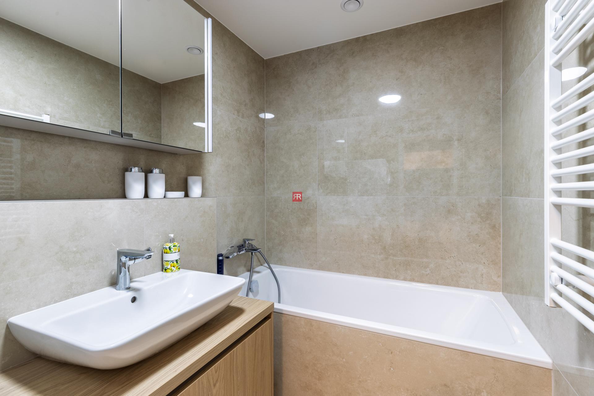 HERRYS - Na predaj luxusný úplne nový 3-izbový kompletne zariadený apartmán v novostavbe Metropolis