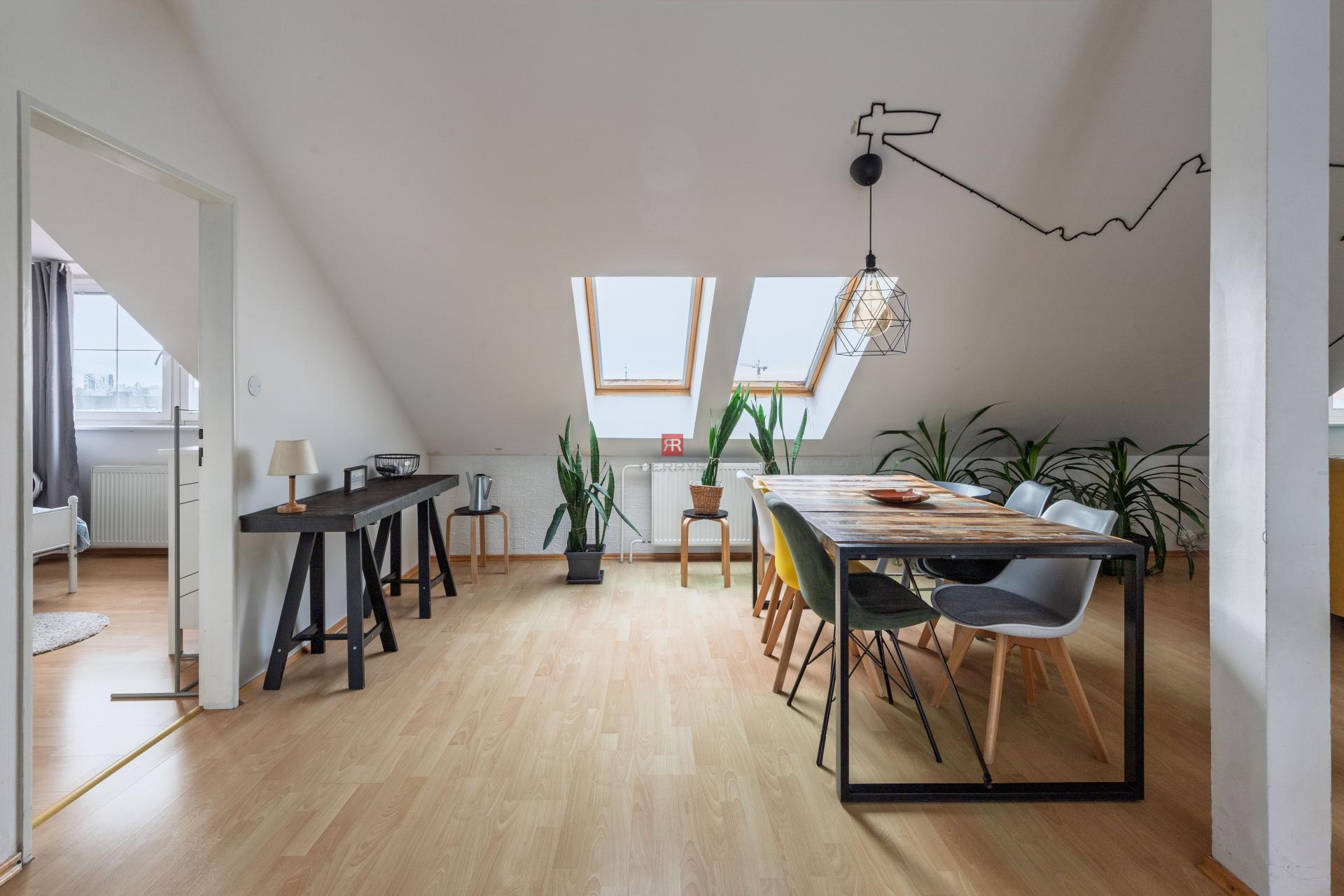 HERRYS - Na predaj unikátny mestský 4 izbový byt s&nbsp;terasou v&nbsp;srdci Starého Mesta, na Strakovej ulici