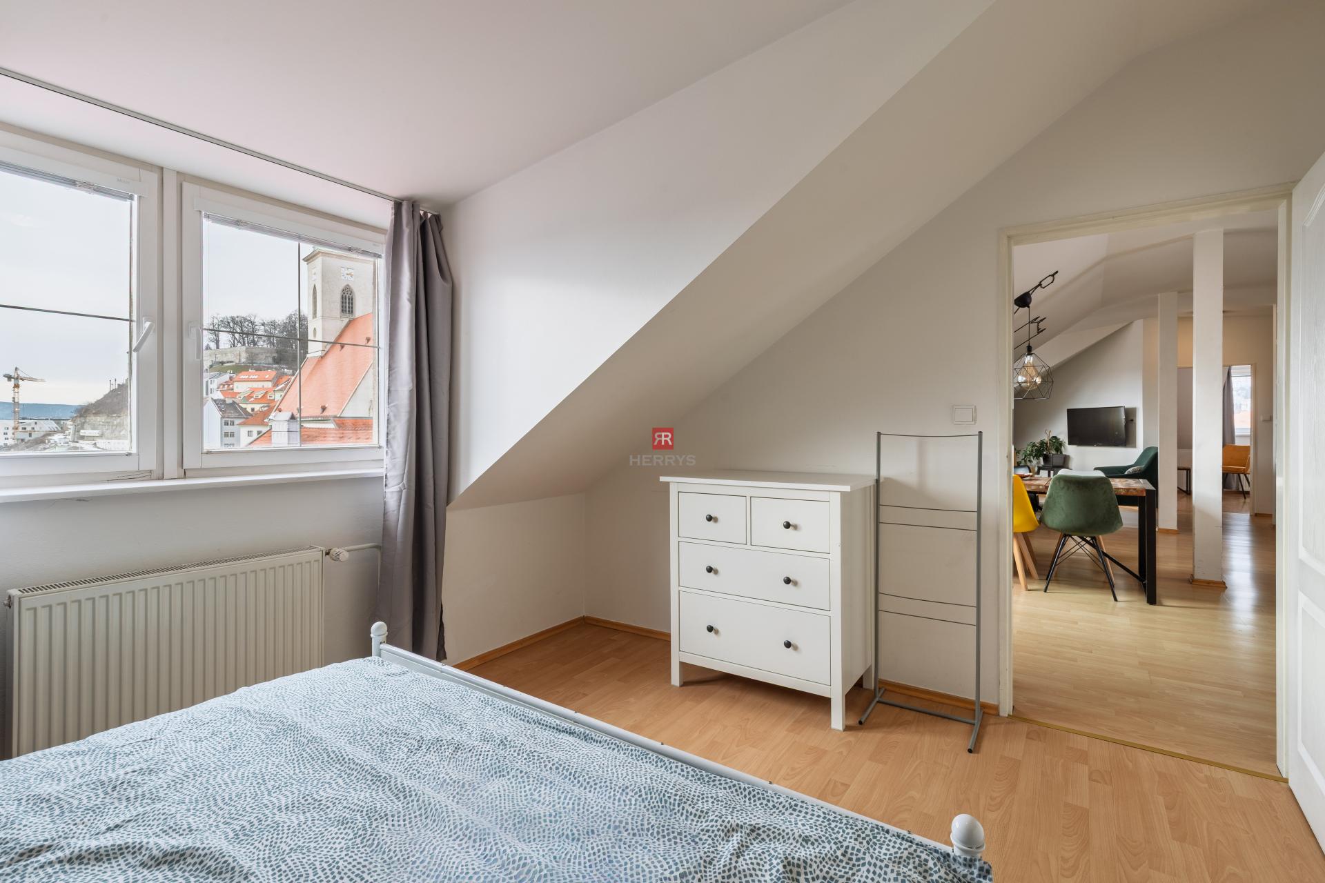 HERRYS - Na predaj unikátny mestský 4 izbový byt s&nbsp;terasou v&nbsp;srdci Starého Mesta, na Strakovej ulici