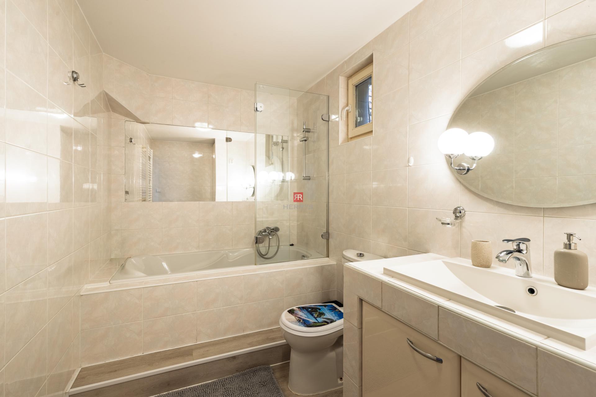 HERRYS - Na predaj unikátny mestský 4 izbový byt s&nbsp;terasou v&nbsp;srdci Starého Mesta, na Strakovej ulici