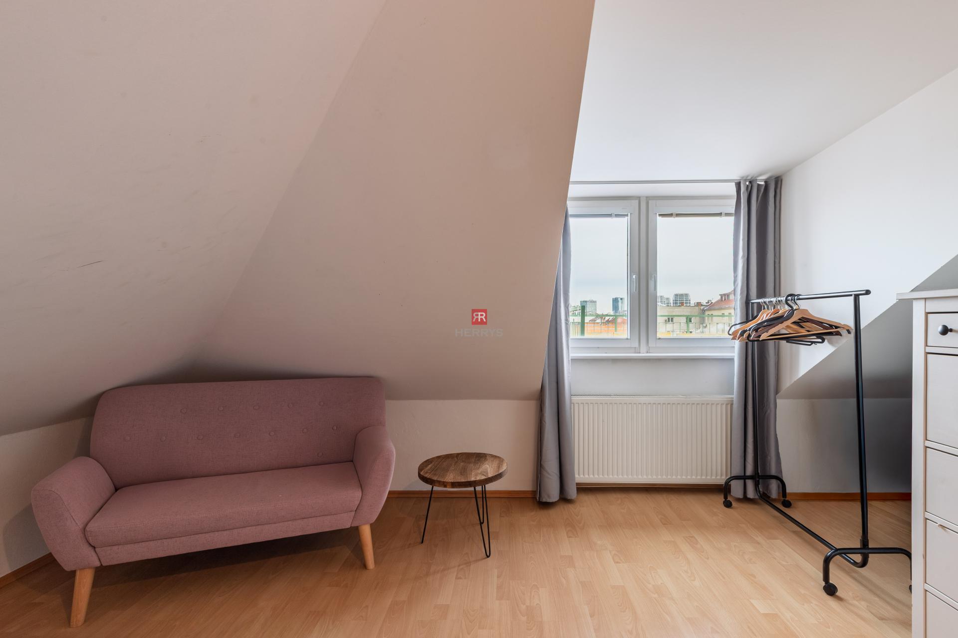 HERRYS - Na predaj unikátny mestský 4 izbový byt s&nbsp;terasou v&nbsp;srdci Starého Mesta, na Strakovej ulici