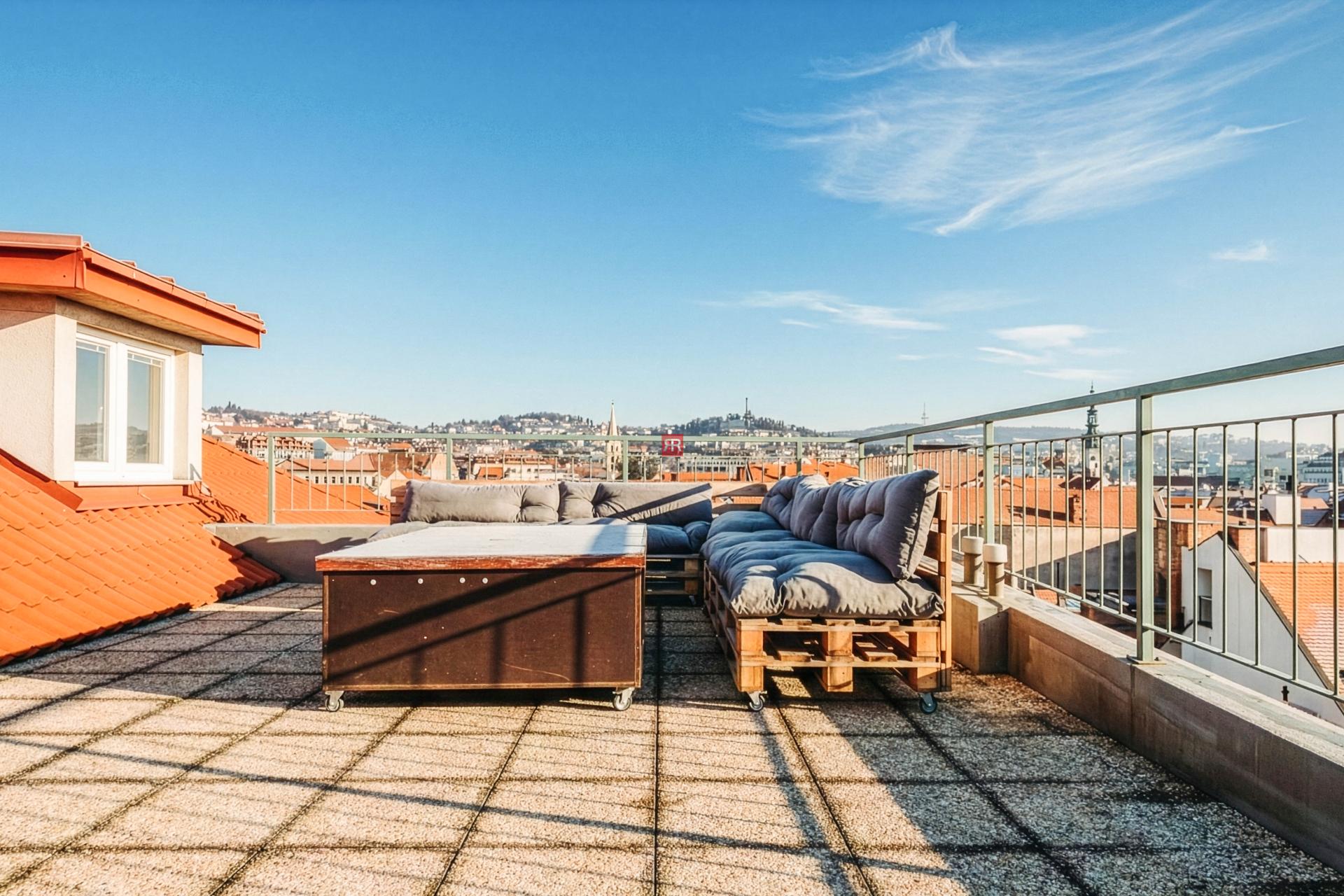 HERRYS - Na predaj unikátny mestský 4 izbový byt s&nbsp;terasou v&nbsp;srdci Starého Mesta, na Strakovej ulici