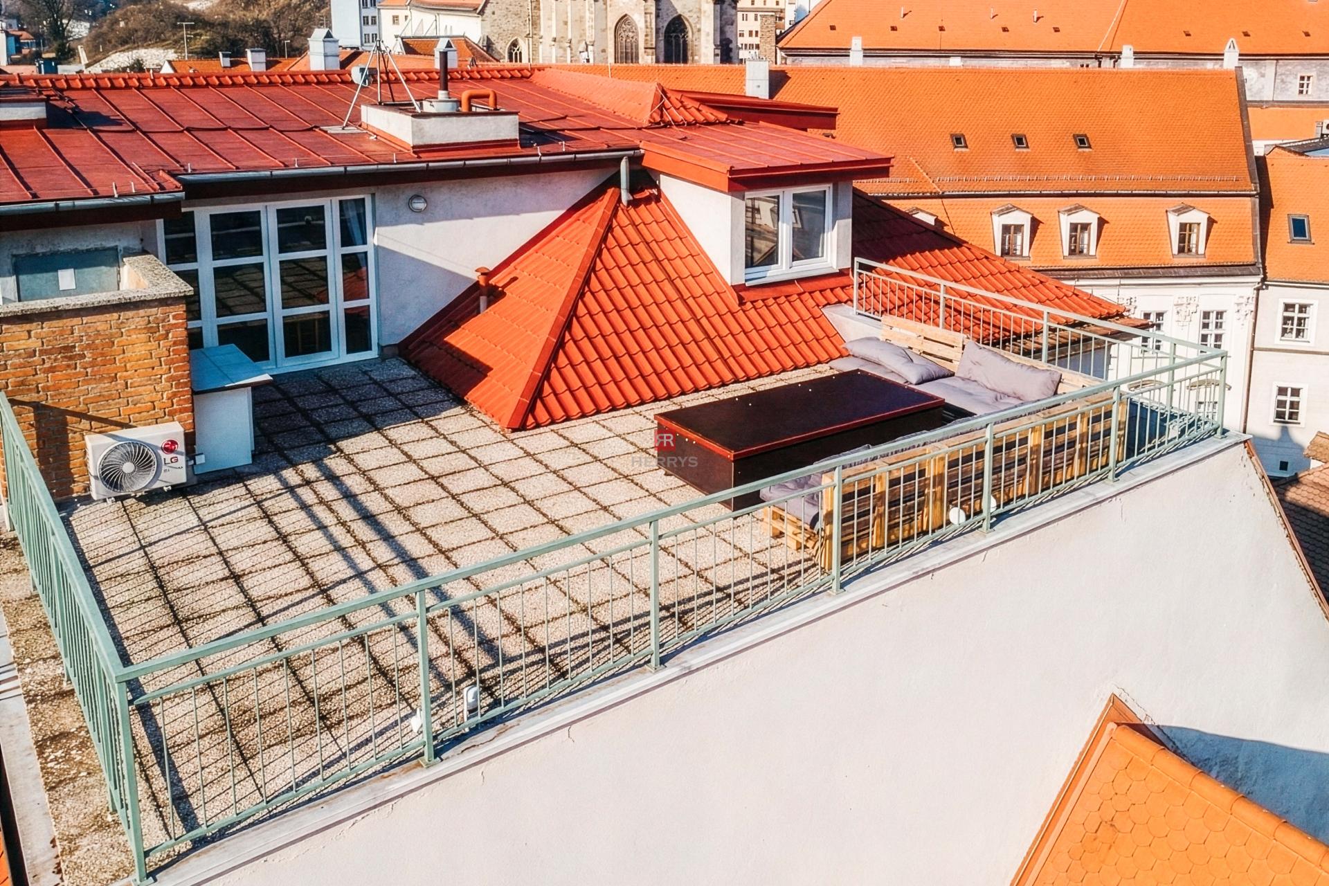 HERRYS - Na predaj unikátny mestský 4 izbový byt s&nbsp;terasou v&nbsp;srdci Starého Mesta, na Strakovej ulici