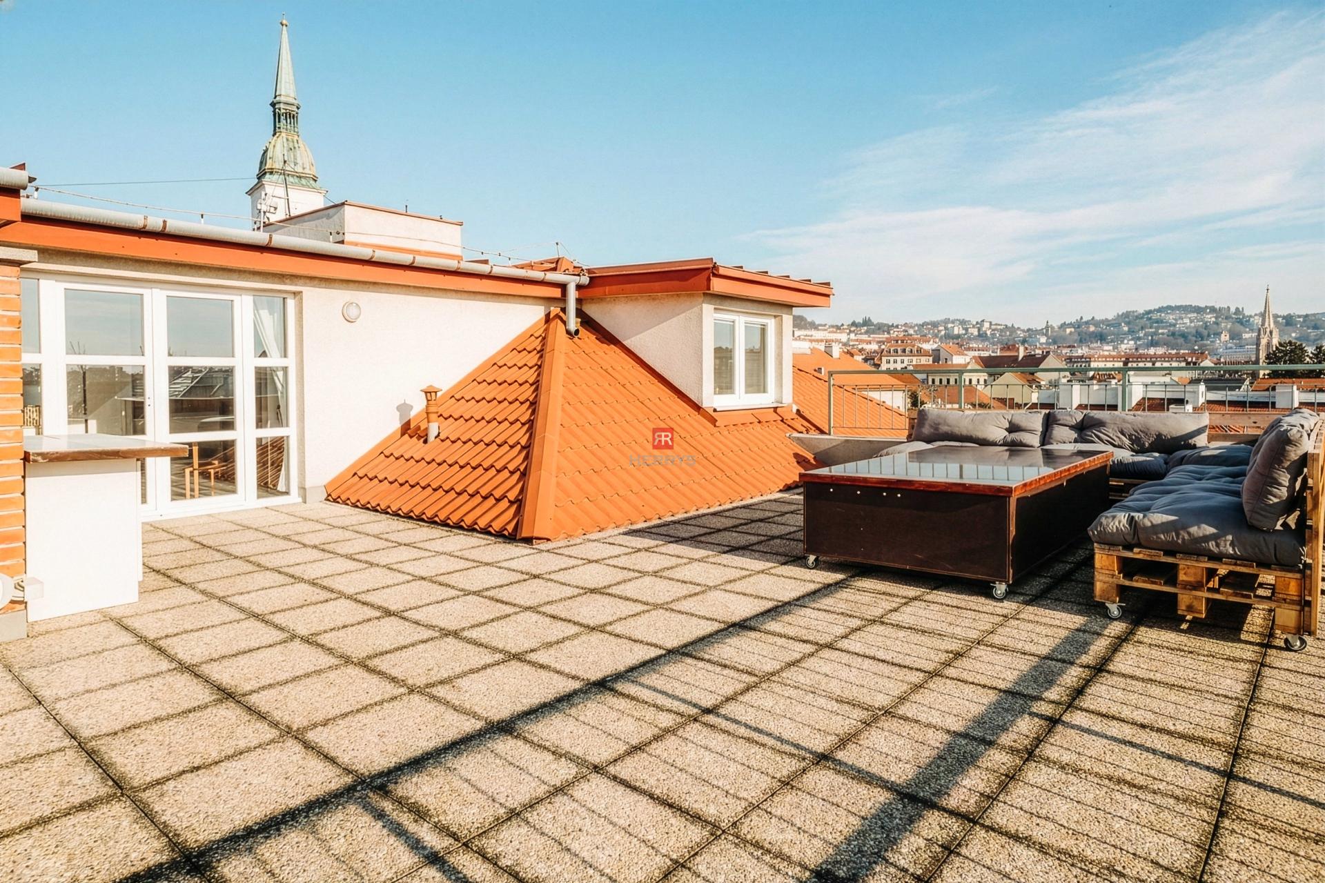 HERRYS - Na predaj unikátny mestský 4 izbový byt s&nbsp;terasou v&nbsp;srdci Starého Mesta, na Strakovej ulici