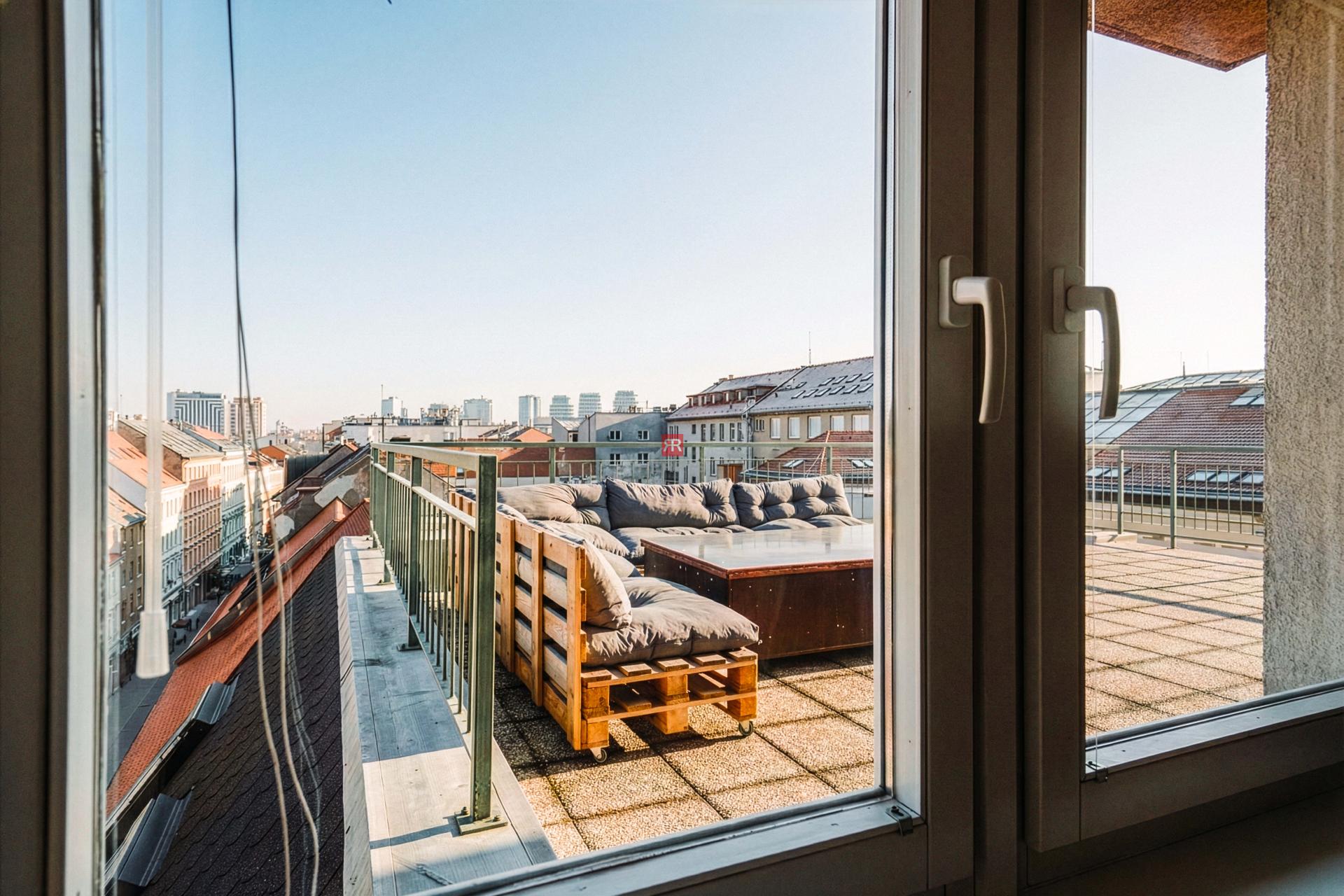 HERRYS - Na predaj unikátny mestský 4 izbový byt s&nbsp;terasou v&nbsp;srdci Starého Mesta, na Strakovej ulici