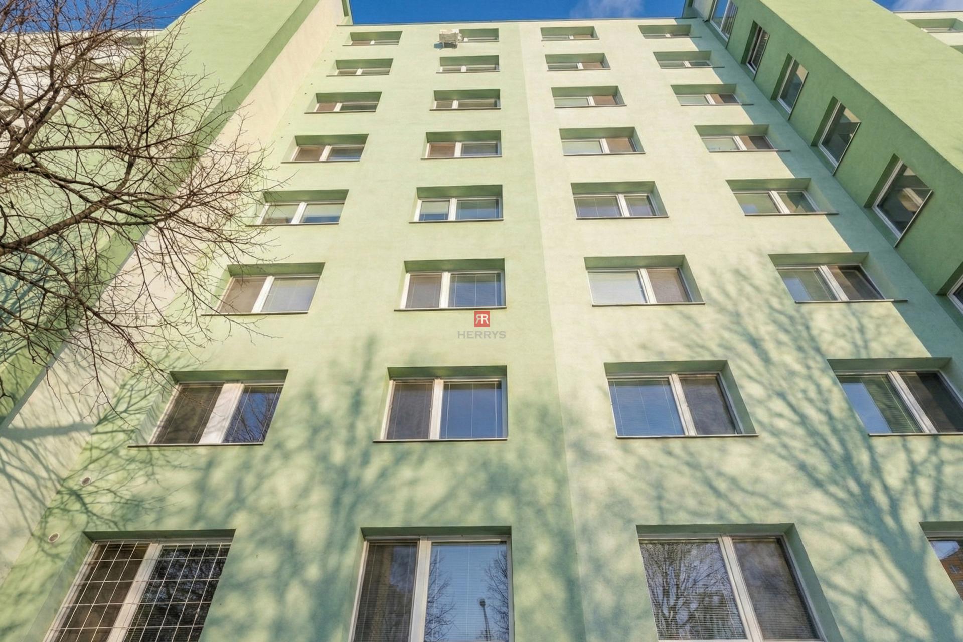 HERRYS - Na predaj priestranný 2 izbový byt s pivnicou na Hronskej ulici v Podunajských Biskupiciach