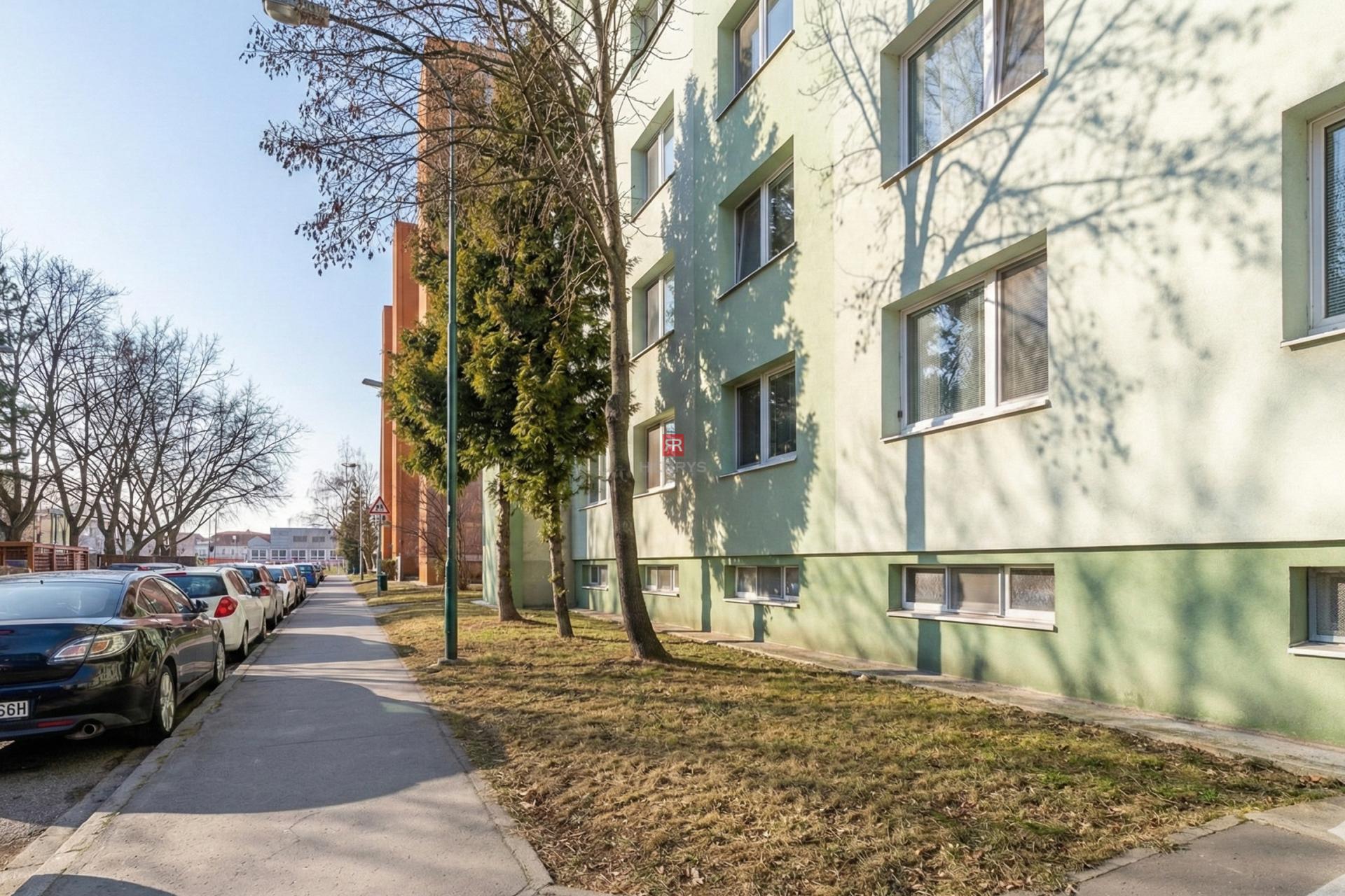 HERRYS - Na predaj priestranný 2 izbový byt s pivnicou na Hronskej ulici v Podunajských Biskupiciach