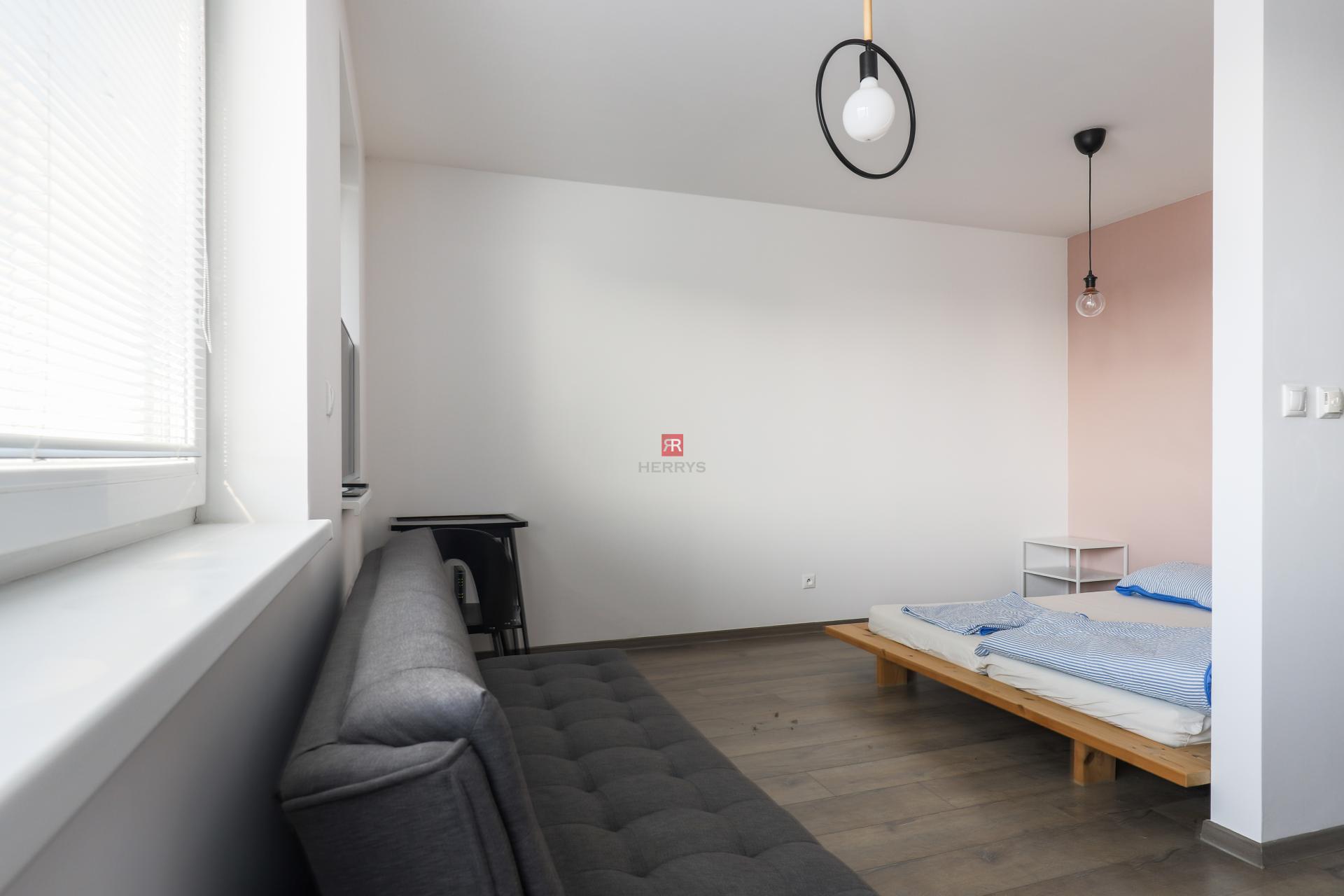 HERRYS – Na prenájom moderný 1-izbový byt s balkónom, parkovaním a kobkou v Podunajských Biskupiciach