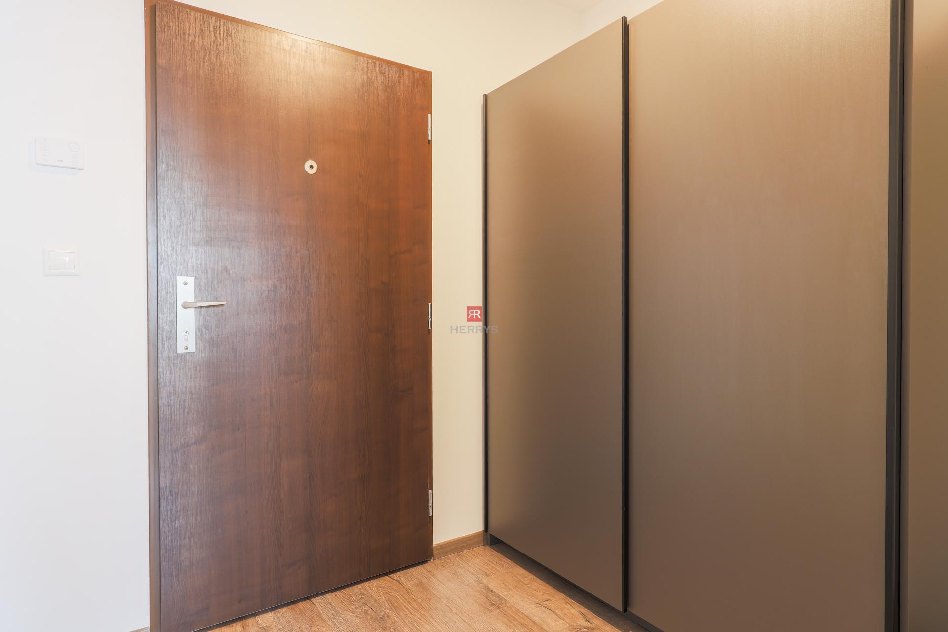 HERRYS – Na prenájom moderný 1-izbový byt s balkónom, parkovaním a kobkou v Podunajských Biskupiciach