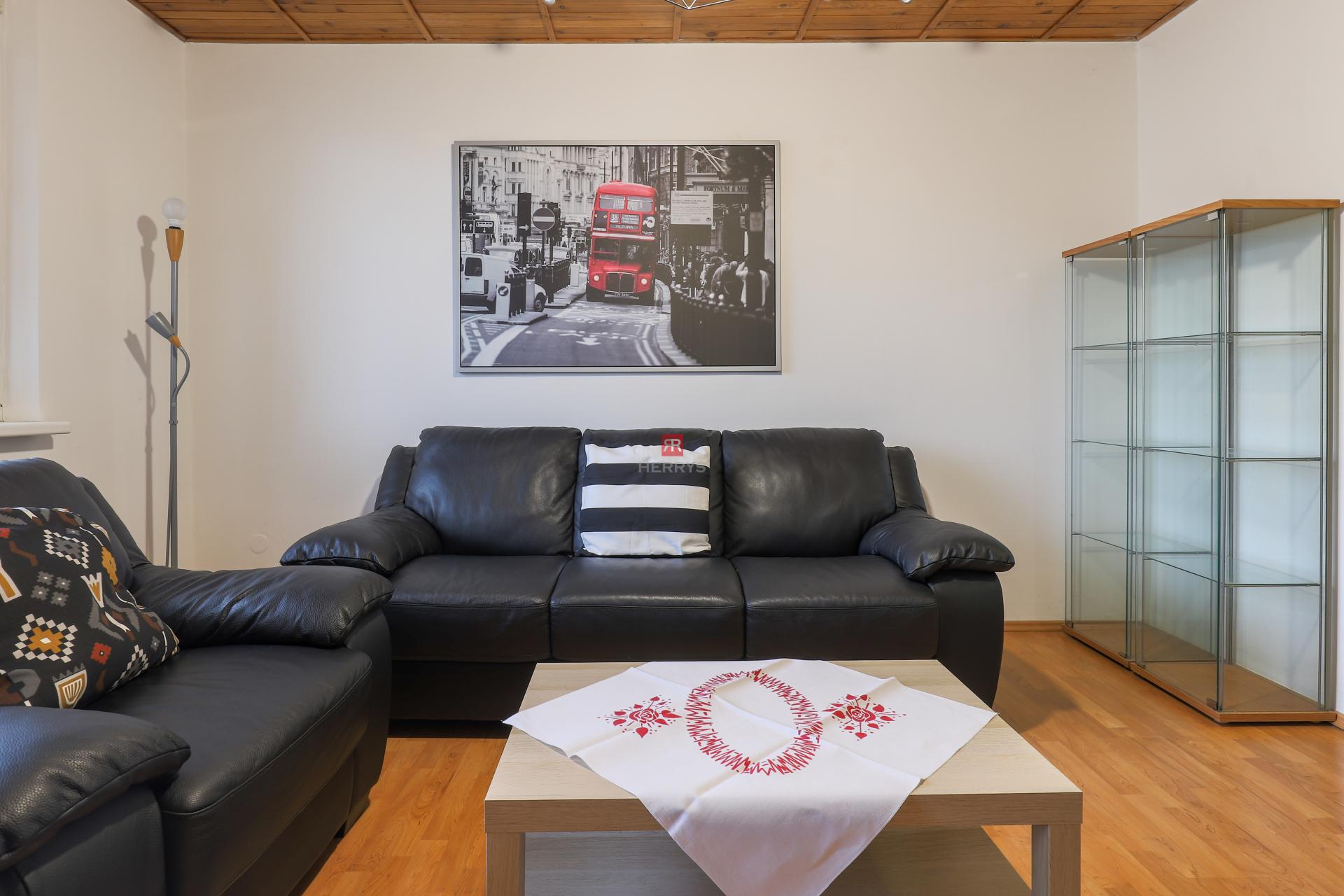 HERRYS - Spacious and practically designed 3-room apartment for rent at Hlaváčikova street