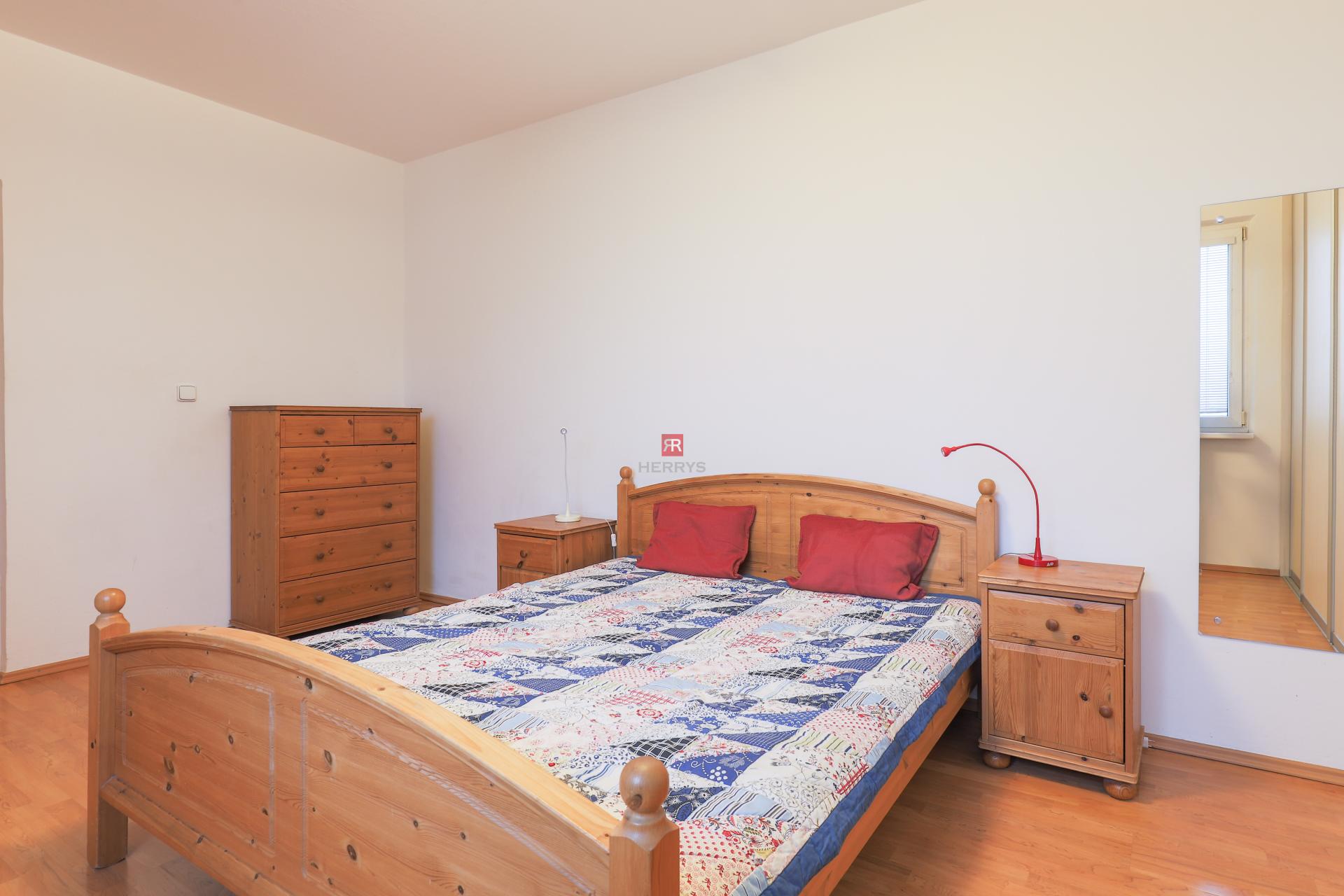 HERRYS - Spacious and practically designed 3-room apartment for rent at Hlaváčikova street