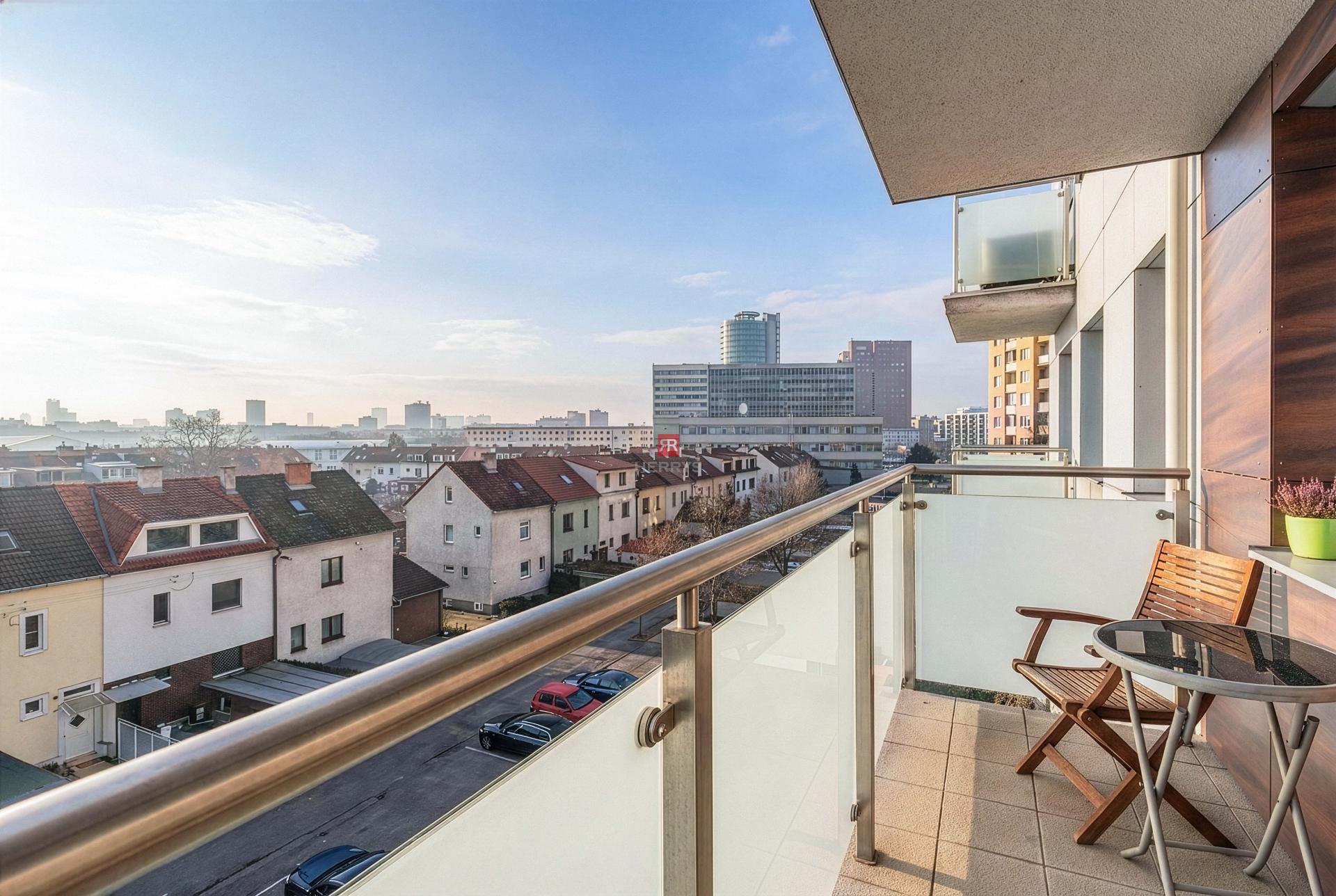 HERRYS - Na predaj priestranný slnečný 4-izbový byt s 3 balkónmi a parkovacím miestom, Hálkova ulica