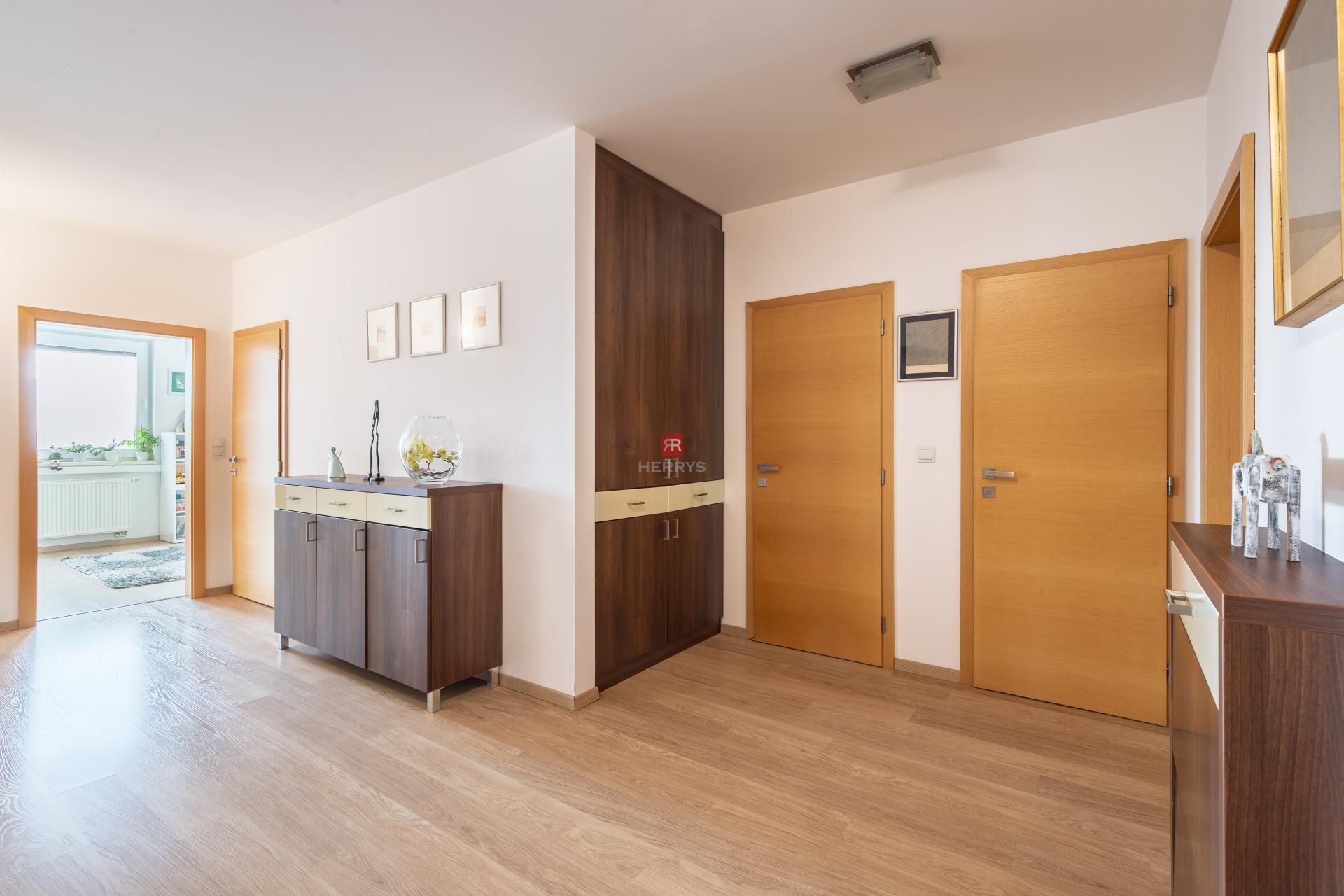 HERRYS - Na predaj priestranný slnečný 4-izbový byt s 3 balkónmi a parkovacím miestom, Hálkova ulica