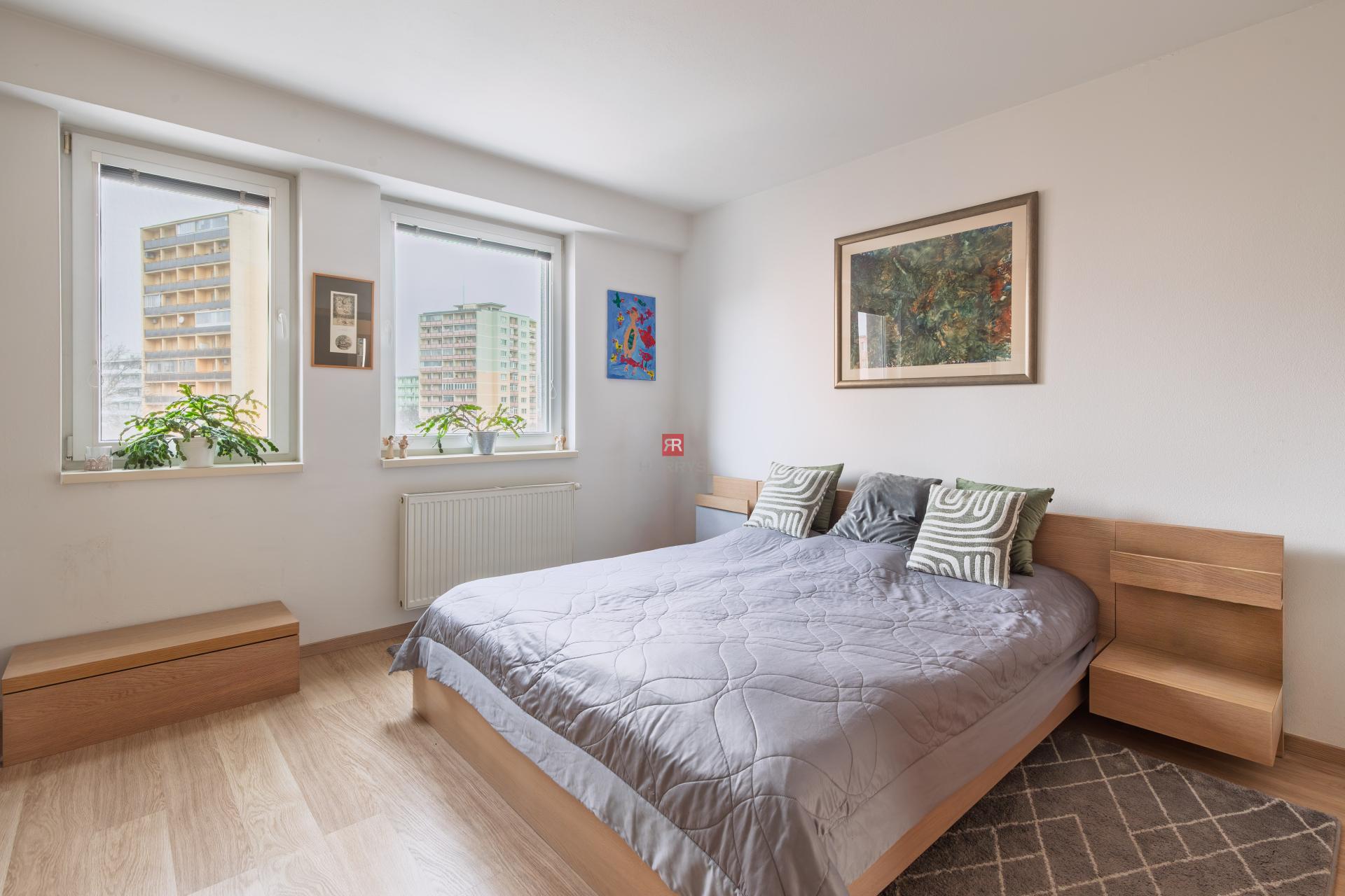 HERRYS - Na predaj priestranný slnečný 4-izbový byt s 3 balkónmi a parkovacím miestom, Hálkova ulica