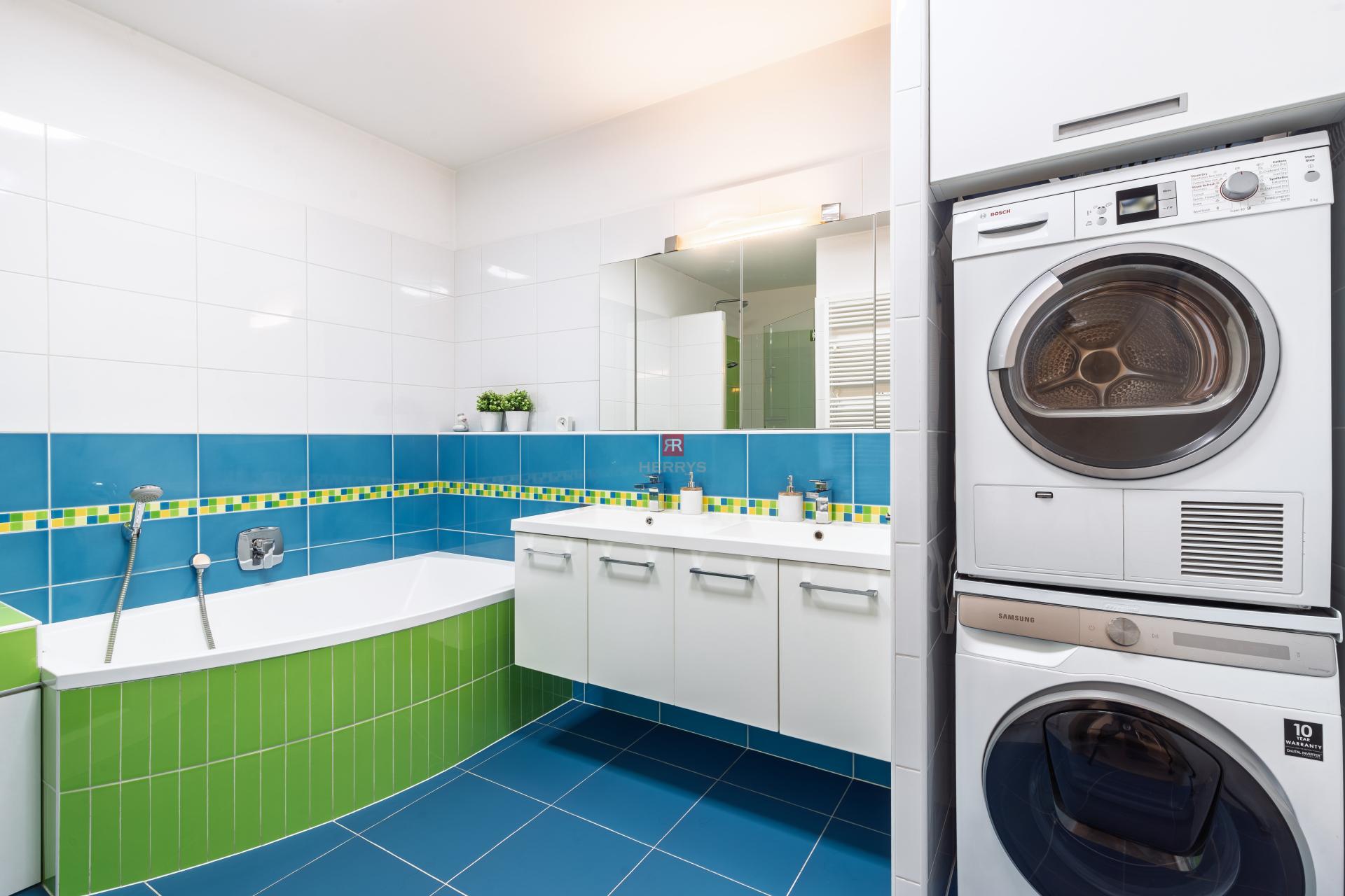 HERRYS - Na predaj priestranný slnečný 4-izbový byt s 3 balkónmi a parkovacím miestom, Hálkova ulica