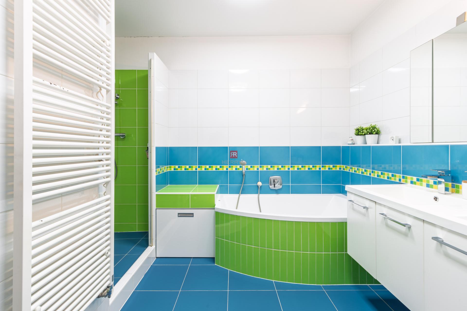 HERRYS - Na predaj priestranný slnečný 4-izbový byt s 3 balkónmi a parkovacím miestom, Hálkova ulica