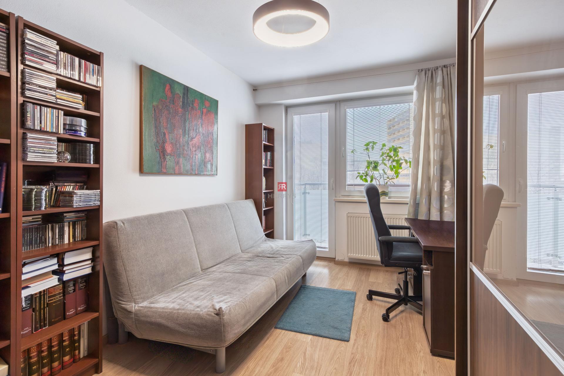 HERRYS - Na predaj priestranný slnečný 4-izbový byt s 3 balkónmi a parkovacím miestom, Hálkova ulica