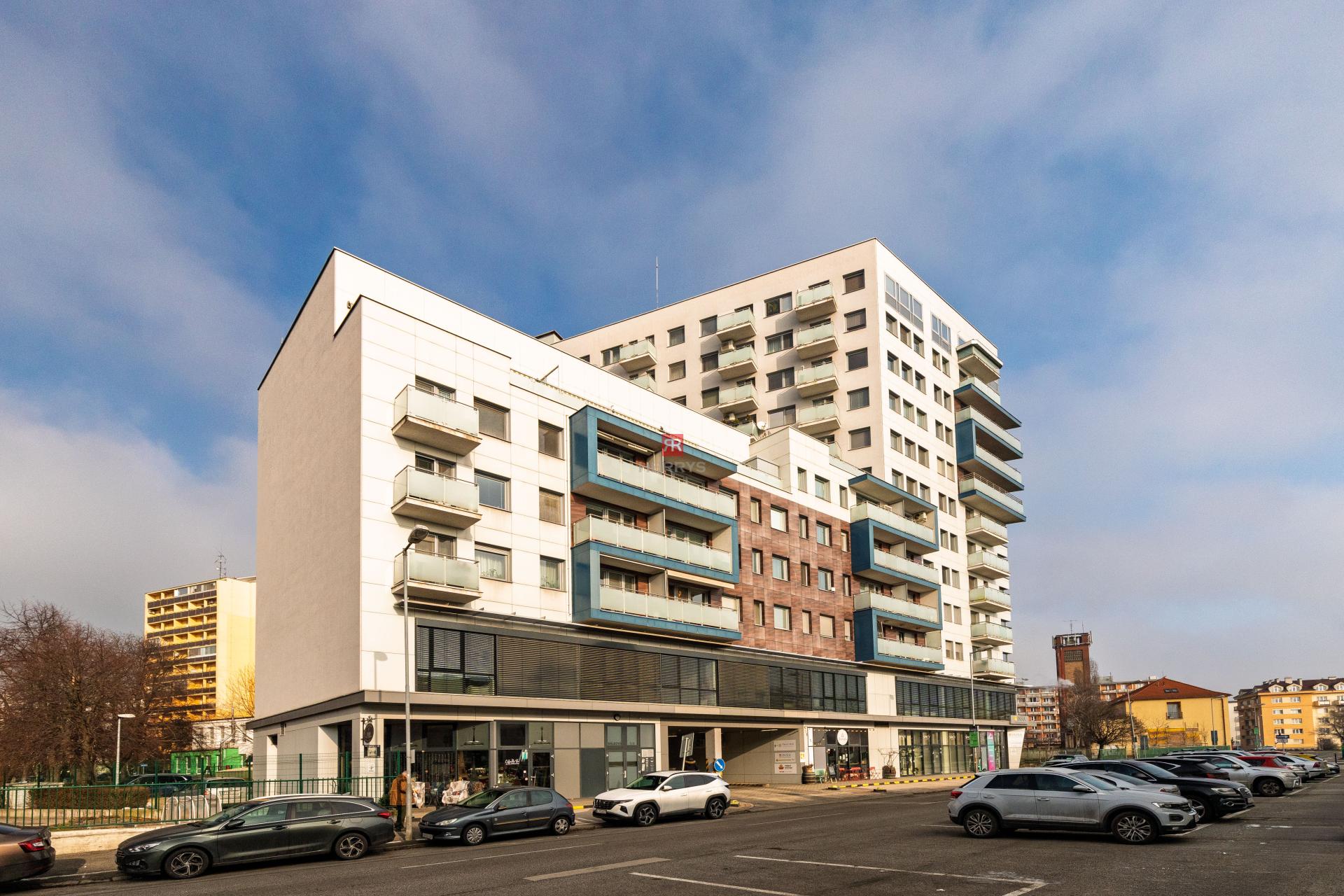 HERRYS - Na predaj priestranný slnečný 4-izbový byt s 3 balkónmi a parkovacím miestom, Hálkova ulica