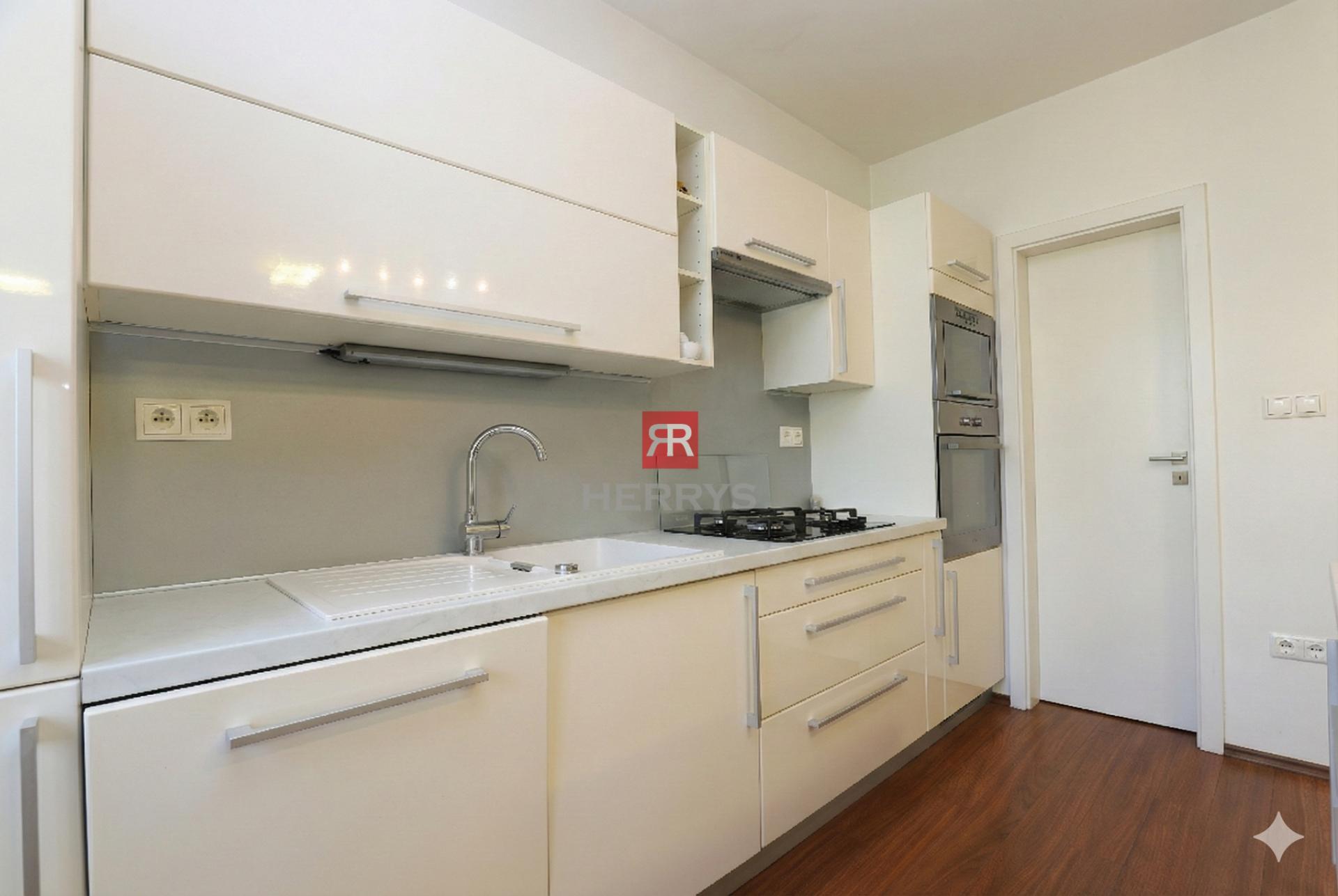 HERRYS - Na prenájom 4-izbový byt na ul. Martinengova v Starom Meste