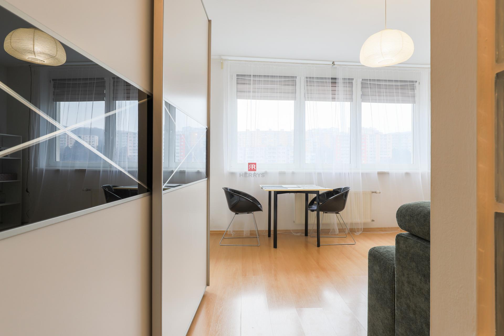 Realitná kancelária HERRYS ponúka na prenájom útulný 1 izbový byt v Karlovke, psík povolený