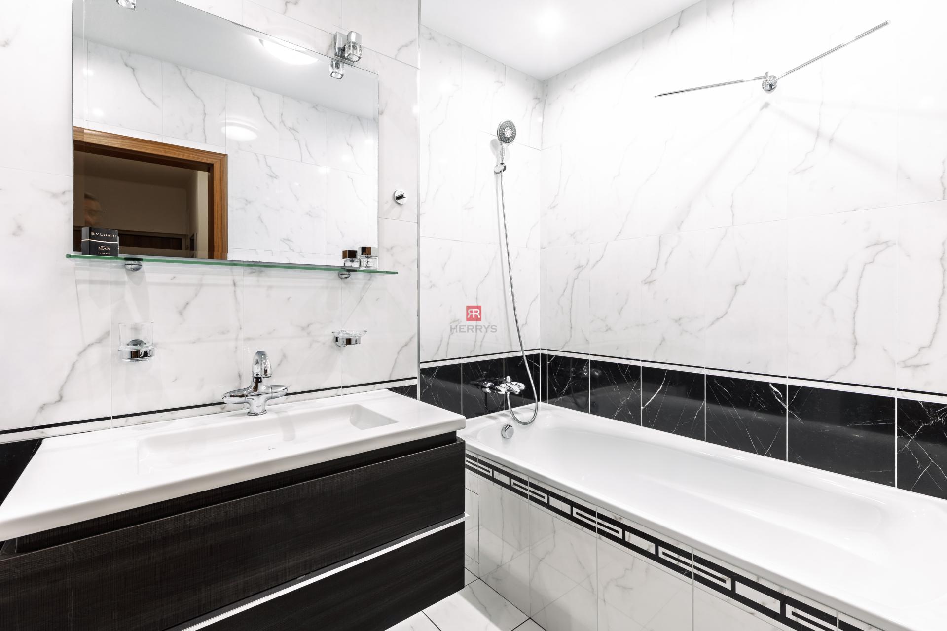 HERRYS - Na predaj zrekonštruovaný 3 izbový byt v Starom Meste, priamo oproti Medickej záhrade