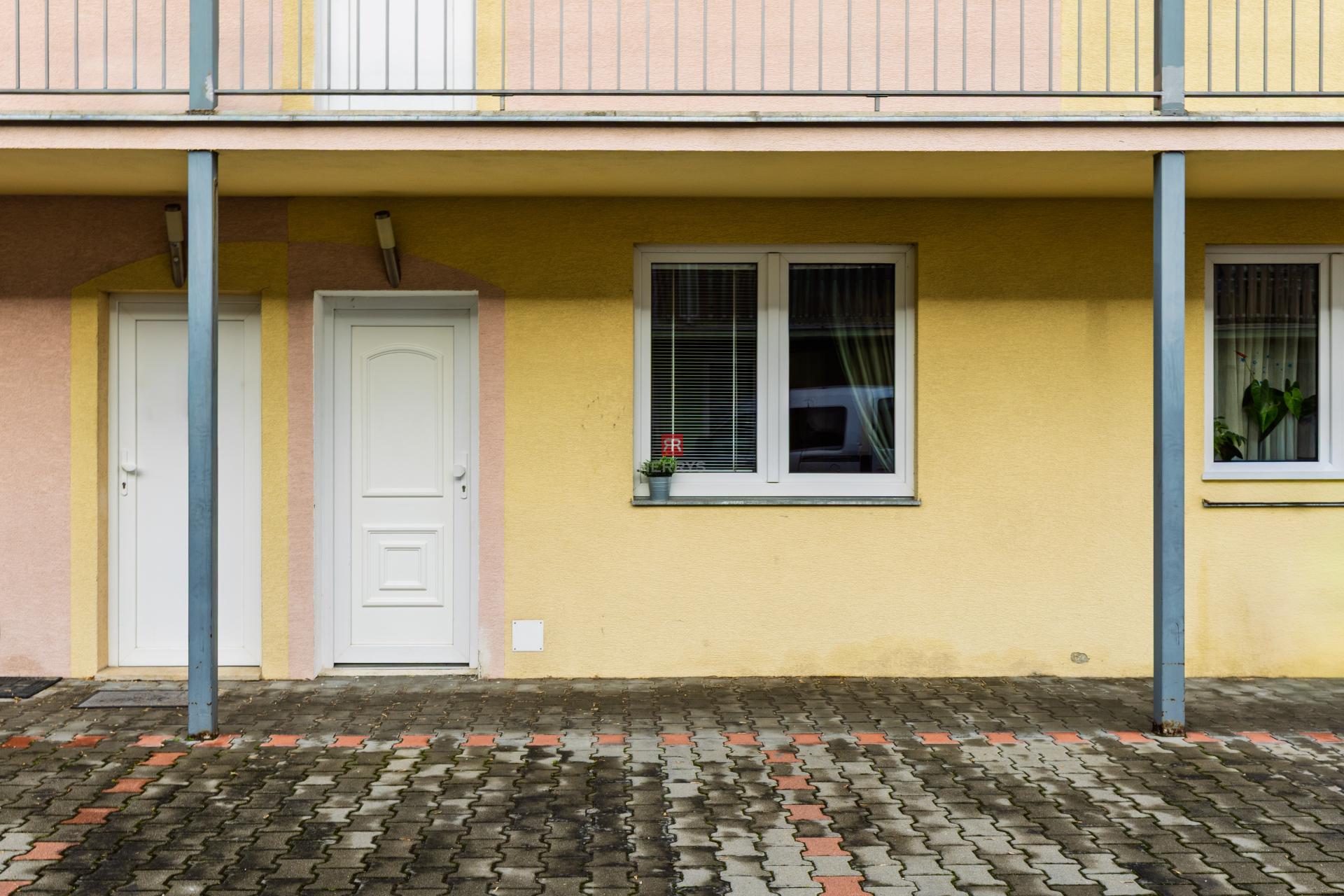 HERRYS - Na predaj 2 izbový byt vo Vrakuni na Stavbárskej ulici, parkingom a terasou(nie Pentagon)