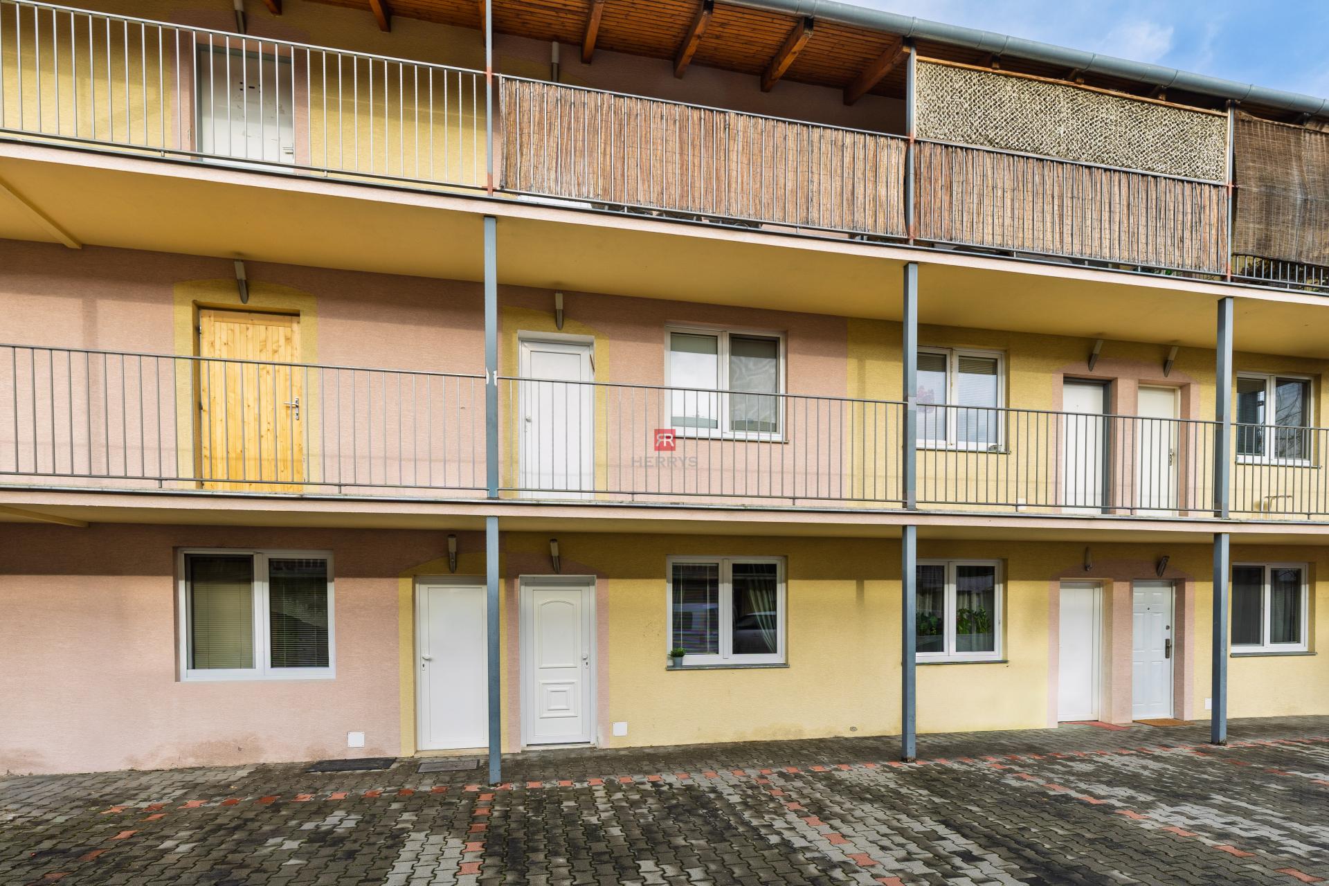 HERRYS - Na predaj 2 izbový byt vo Vrakuni na Stavbárskej ulici, parkingom a terasou(nie Pentagon)