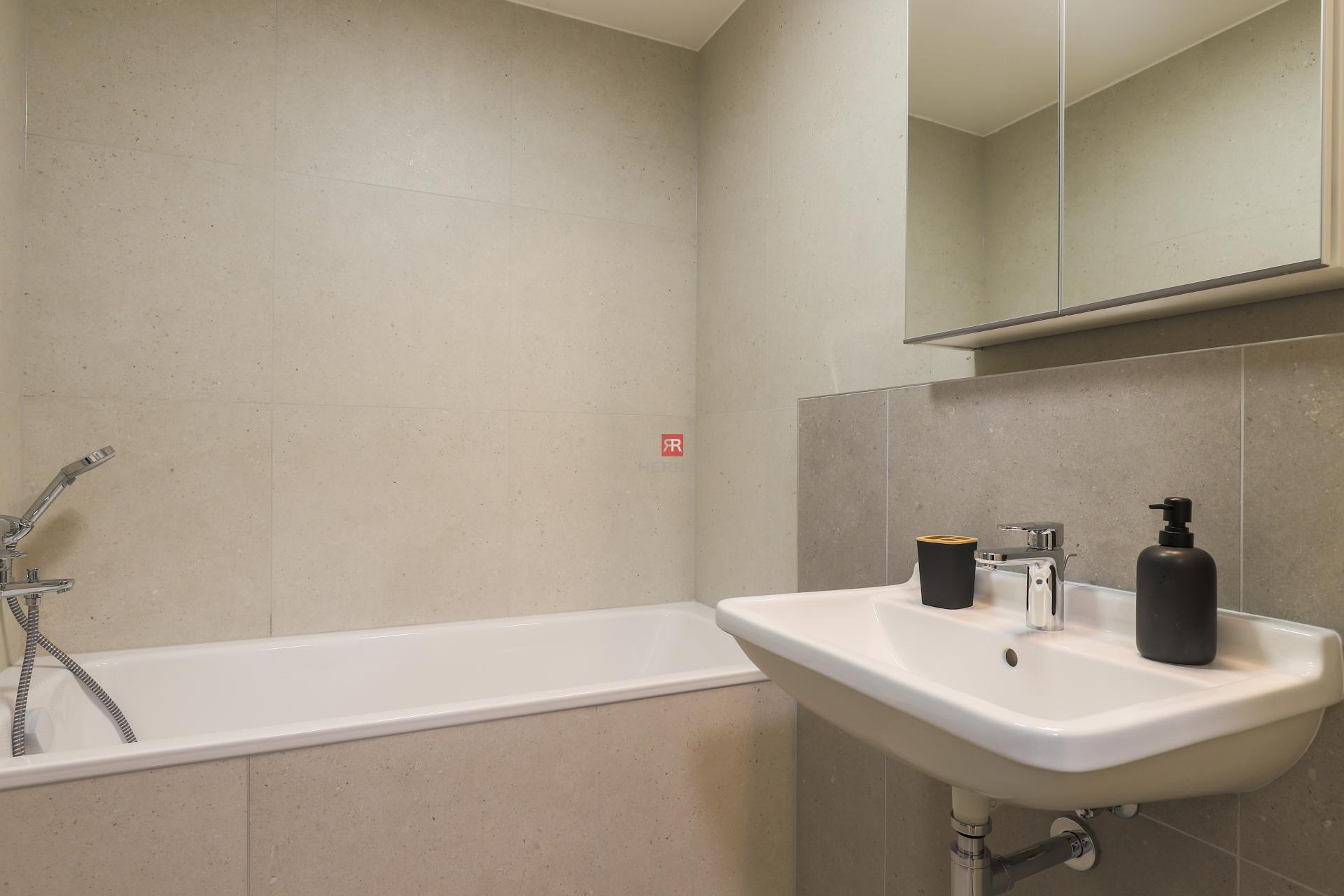 HERRYS ponúka na prenájom moderný a úplne nový 1 izbový byt v prémiovom projekte Metropolis, s parkovacím miestom.&nbsp;