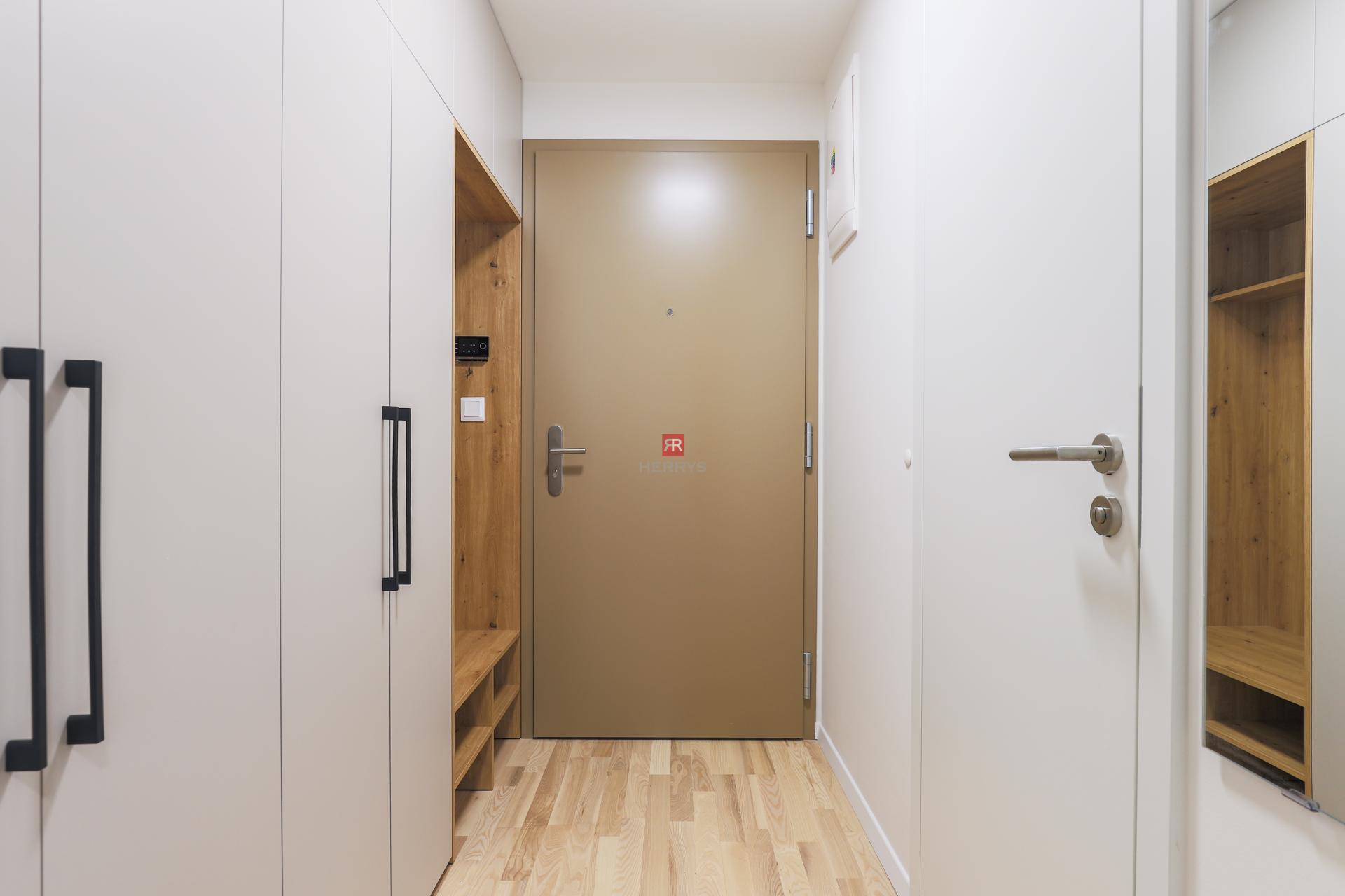 HERRYS ponúka na prenájom moderný a úplne nový 1 izbový byt v prémiovom projekte Metropolis, s parkovacím miestom.&nbsp;