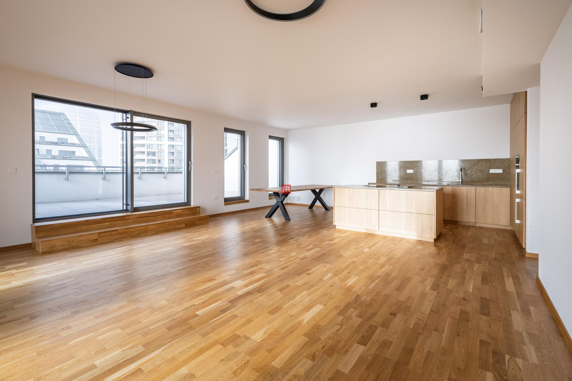 HERRYS - Na prenájom jedinečný 4-izbový byt s veľkou terasou v srdci downtownu&nbsp;