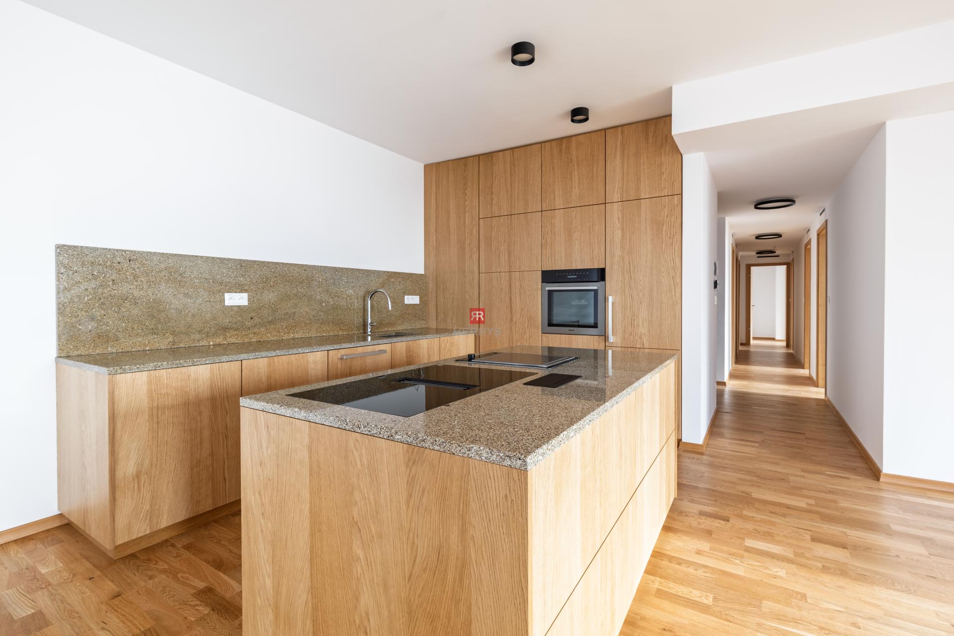 HERRYS - Na prenájom jedinečný 4-izbový byt s veľkou terasou v srdci downtownu&nbsp;