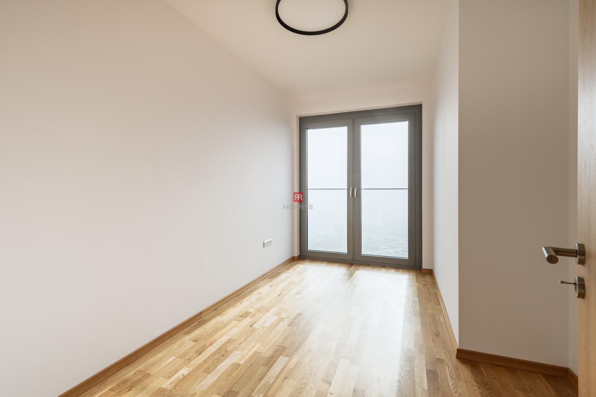 HERRYS - Na prenájom jedinečný 4-izbový byt s veľkou terasou v srdci downtownu&nbsp;