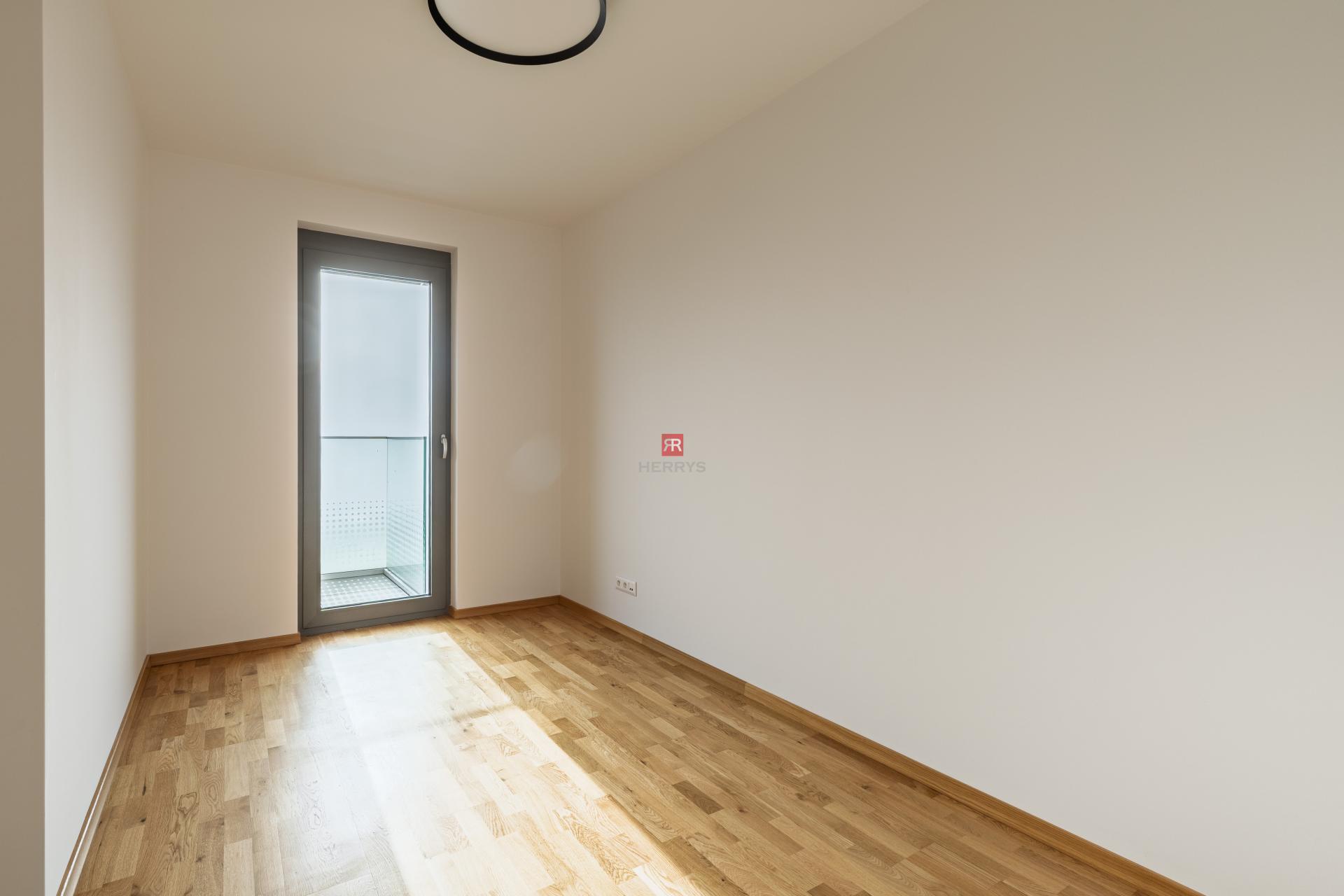 HERRYS - Na prenájom jedinečný 4-izbový byt s veľkou terasou v srdci downtownu&nbsp;