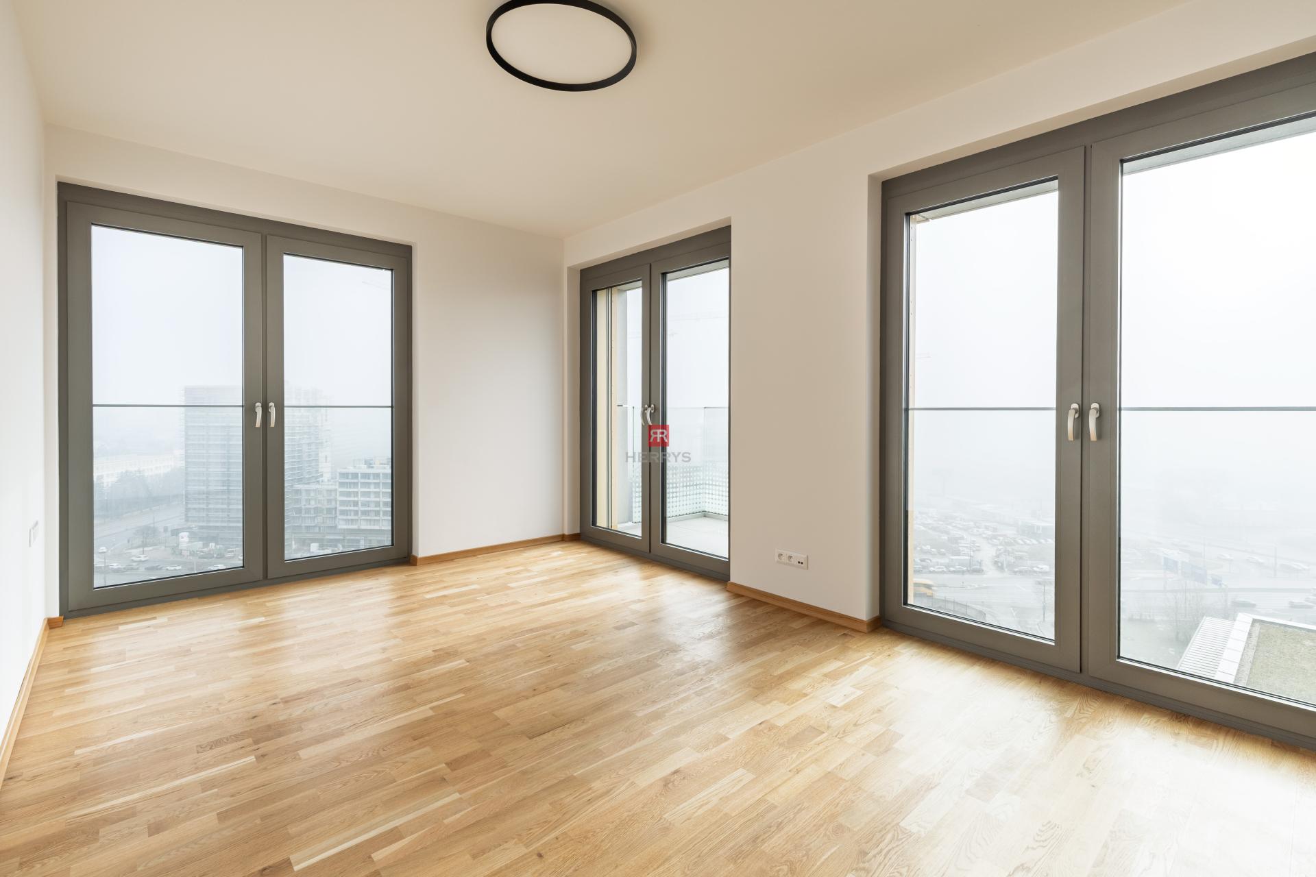 HERRYS - Na prenájom jedinečný 4-izbový byt s veľkou terasou v srdci downtownu&nbsp;