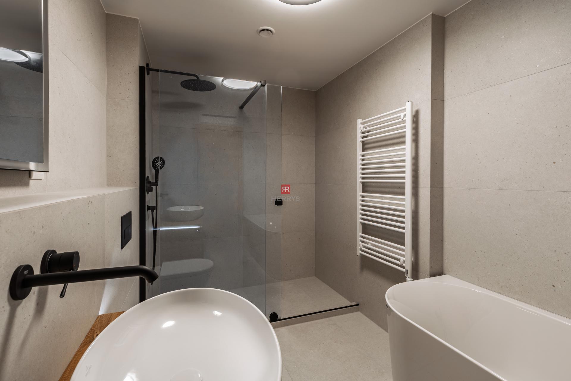 HERRYS - Na prenájom jedinečný 4-izbový byt s veľkou terasou v srdci downtownu&nbsp;