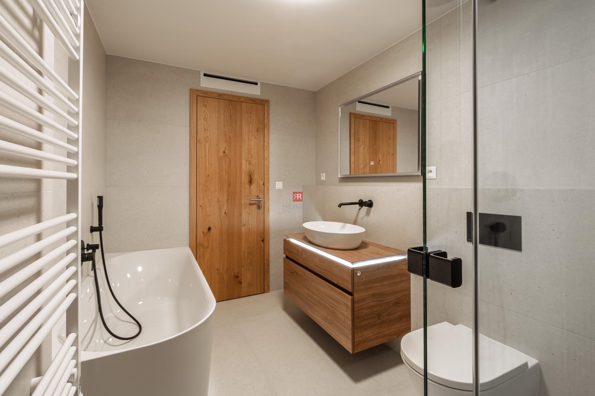 HERRYS - Na prenájom jedinečný 4-izbový byt s veľkou terasou v srdci downtownu&nbsp;