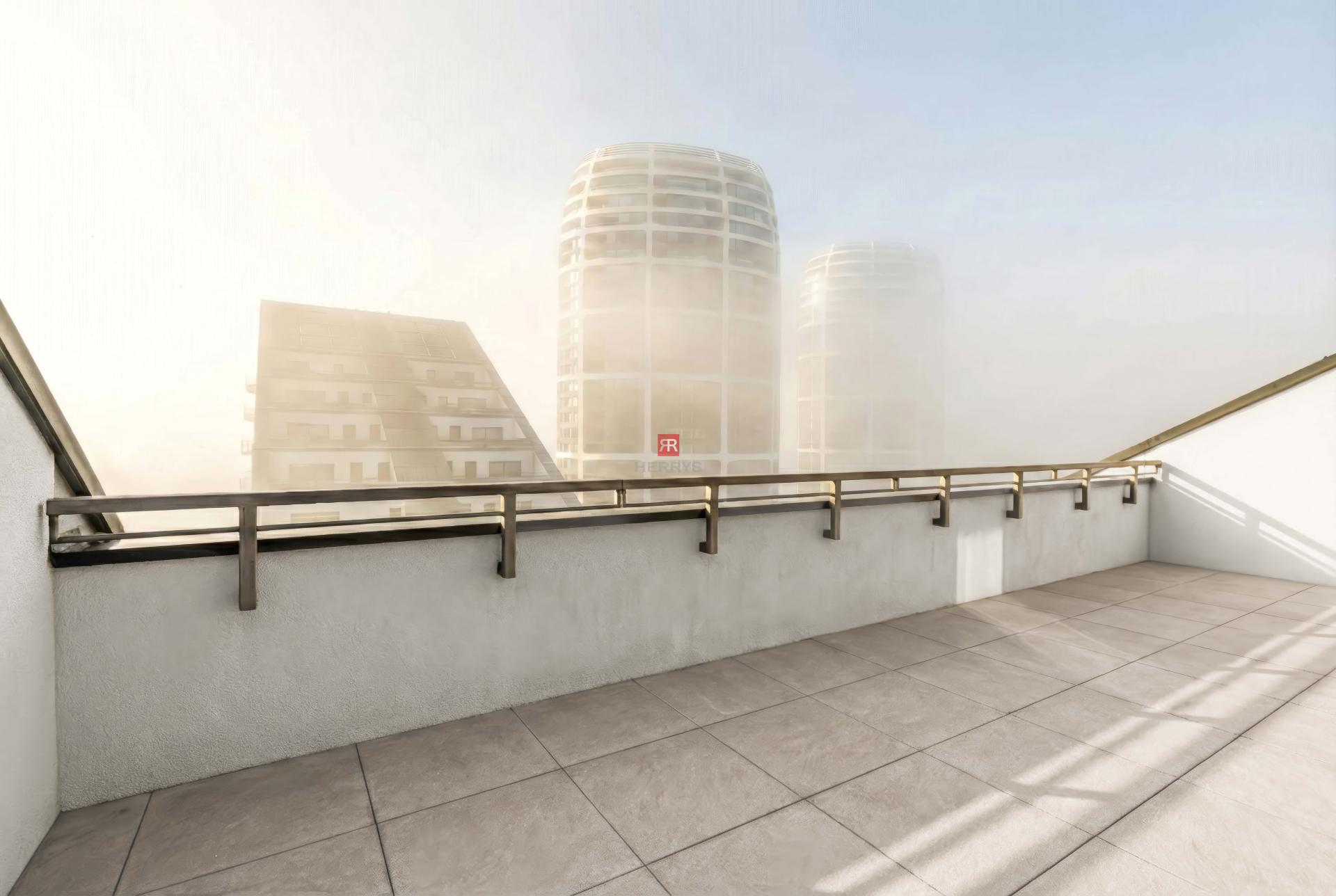 HERRYS - Na prenájom jedinečný 4-izbový byt s veľkou terasou v srdci downtownu&nbsp;