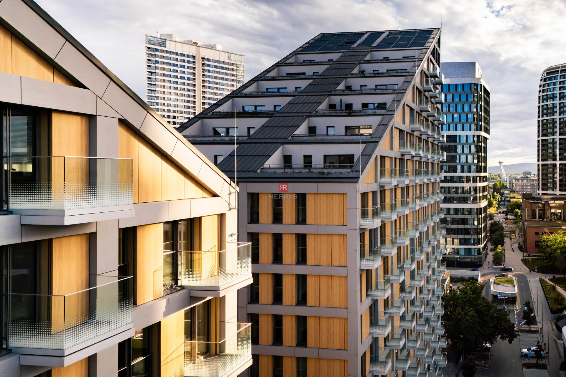 HERRYS - Na prenájom jedinečný 4-izbový byt s veľkou terasou v srdci downtownu&nbsp;