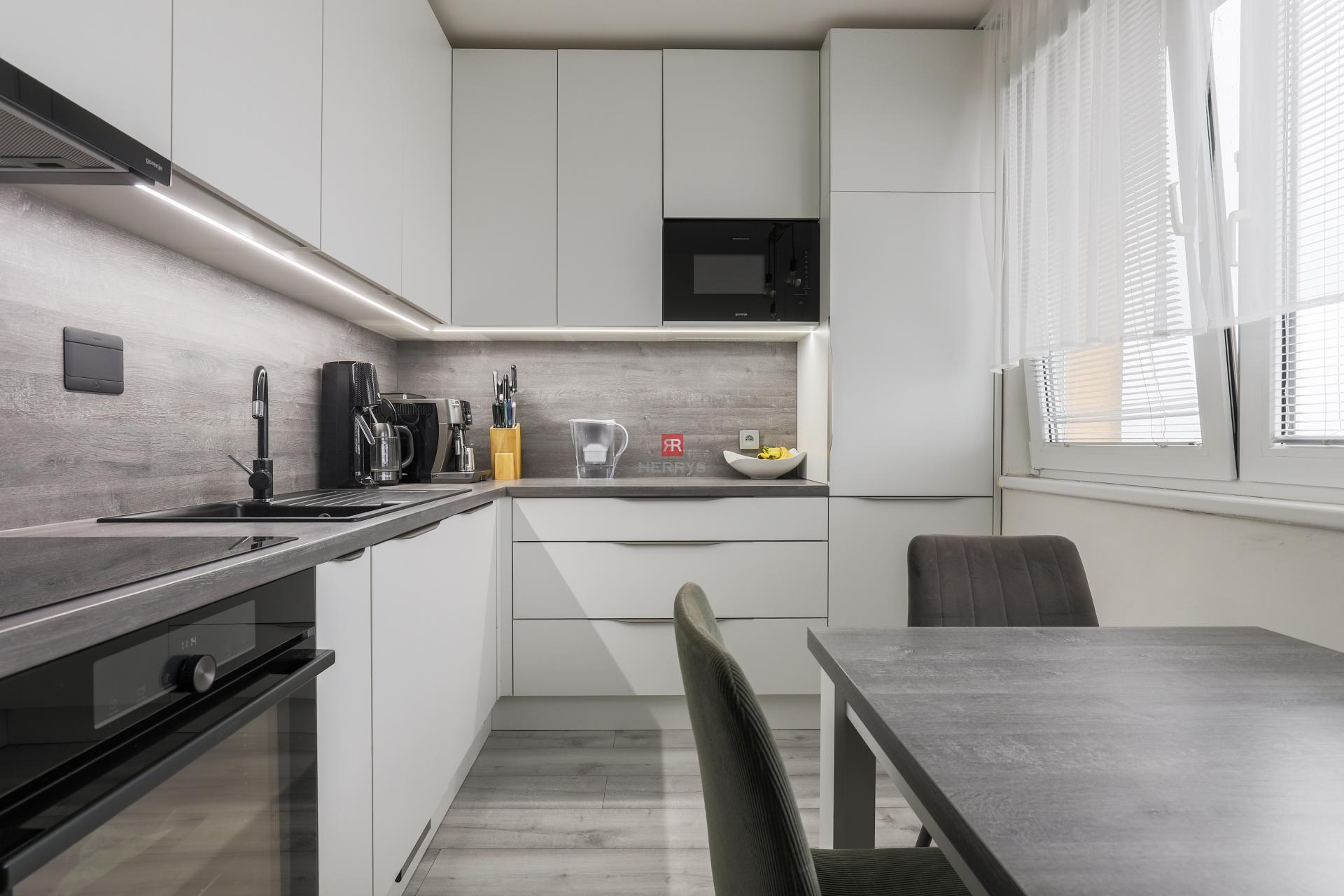 HERRYS - Completely renovated, sunny 3-room apartment for rent on Homolova Street