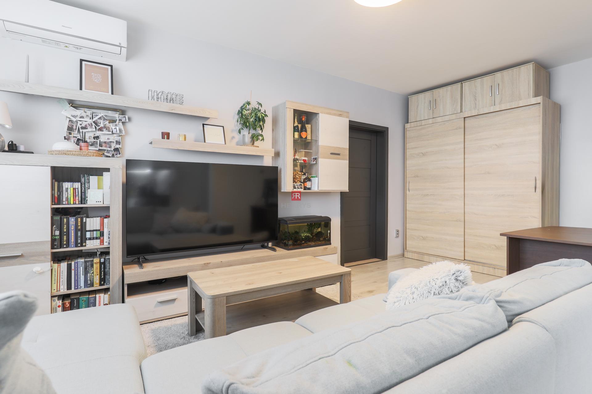 HERRYS - Completely renovated, sunny 3-room apartment for rent on Homolova Street