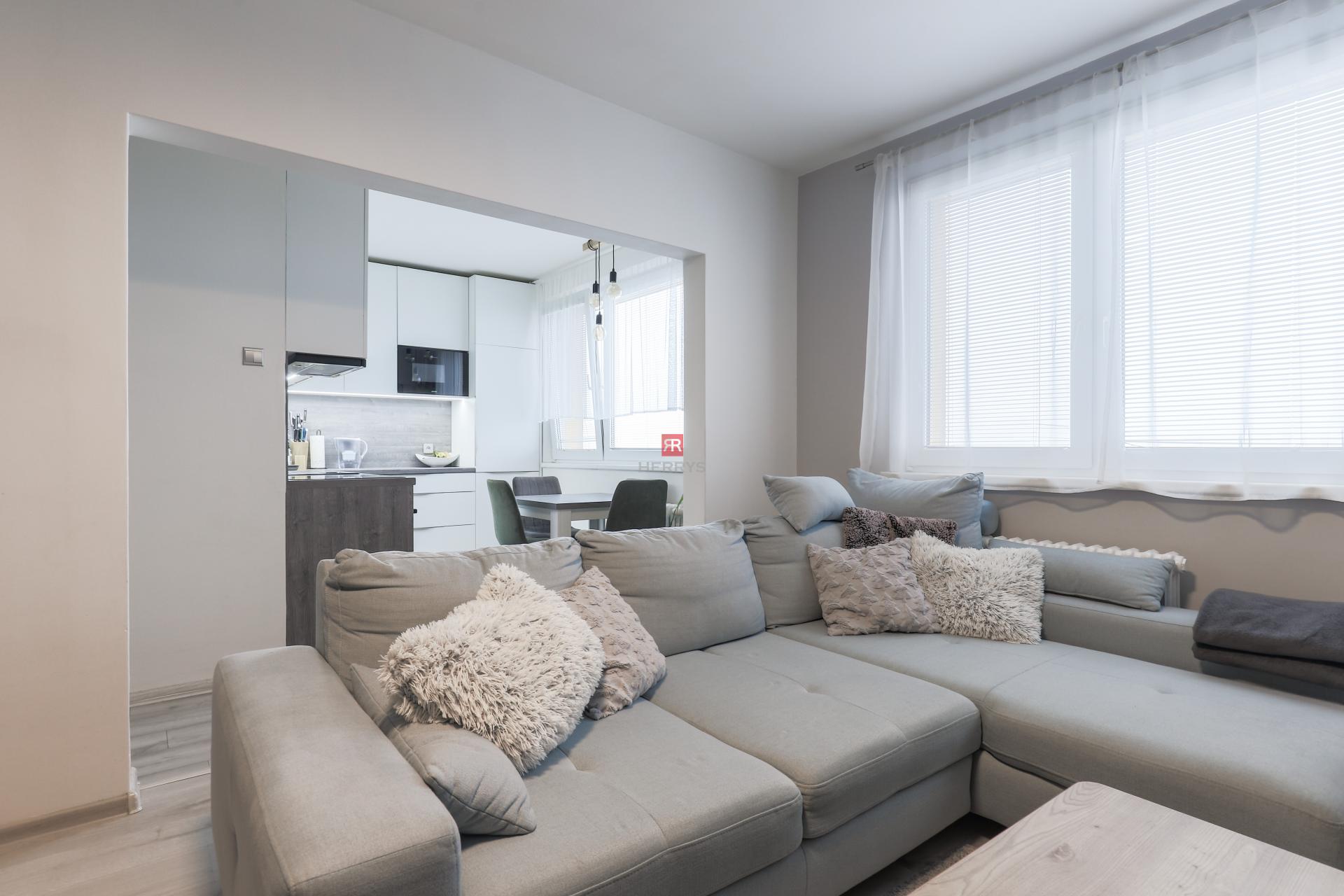 HERRYS - Completely renovated, sunny 3-room apartment for rent on Homolova Street