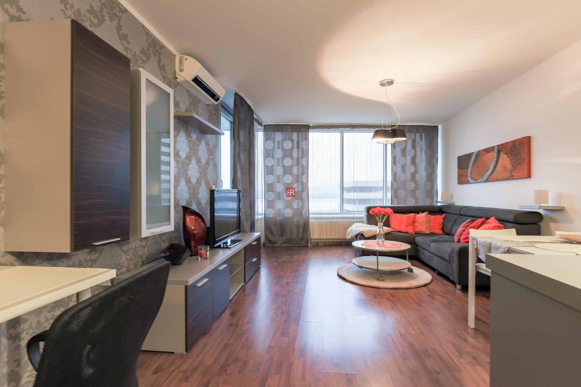 HERRYS - Na prenájom priestranný 2 izbový byt v projekte Tri Veže, s parkovaním.