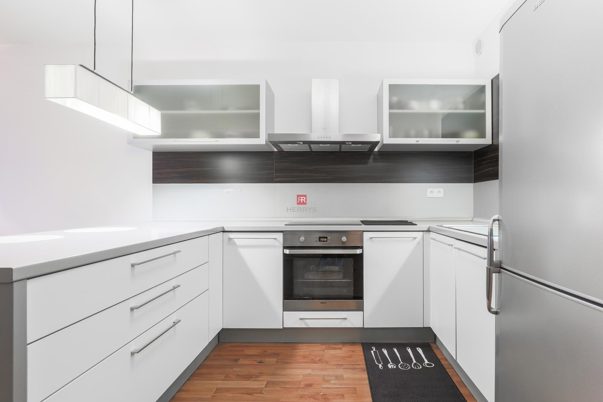 HERRYS - Na prenájom priestranný 2 izbový byt v projekte Tri Veže, s parkovaním.